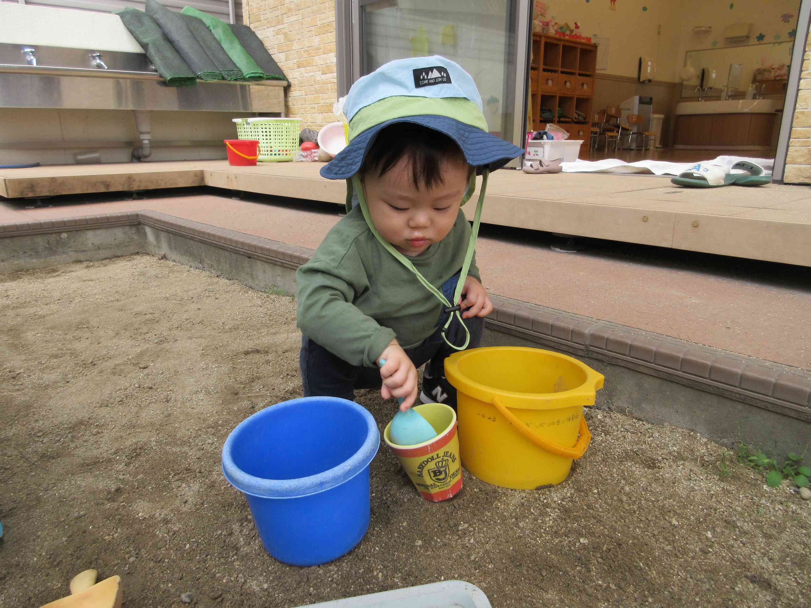 砂あそびにもだんだん慣れてきました♪