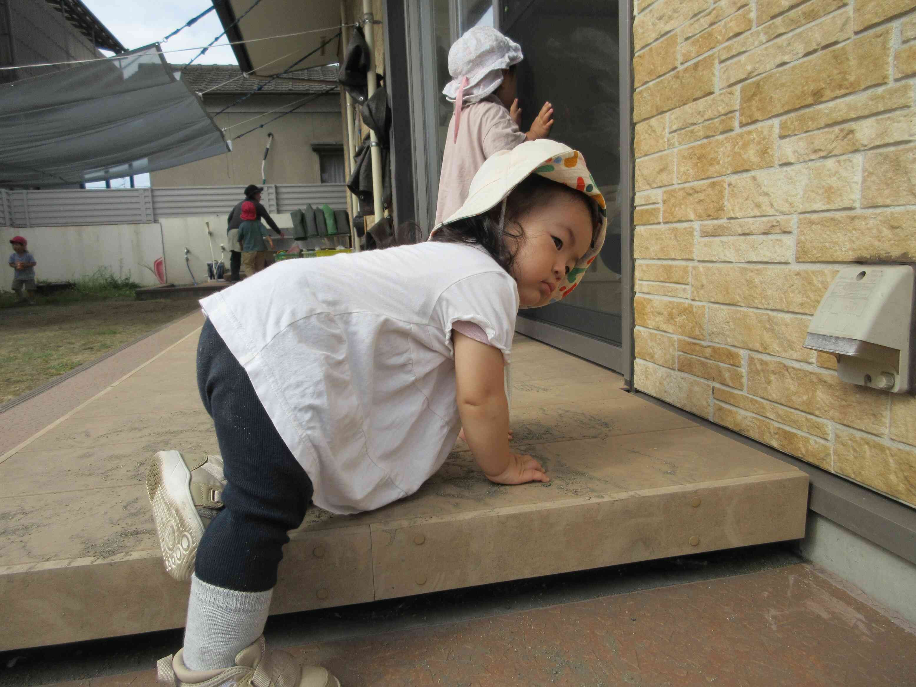 よいしょっと。。0歳児さんには、段差も大きな山場です。