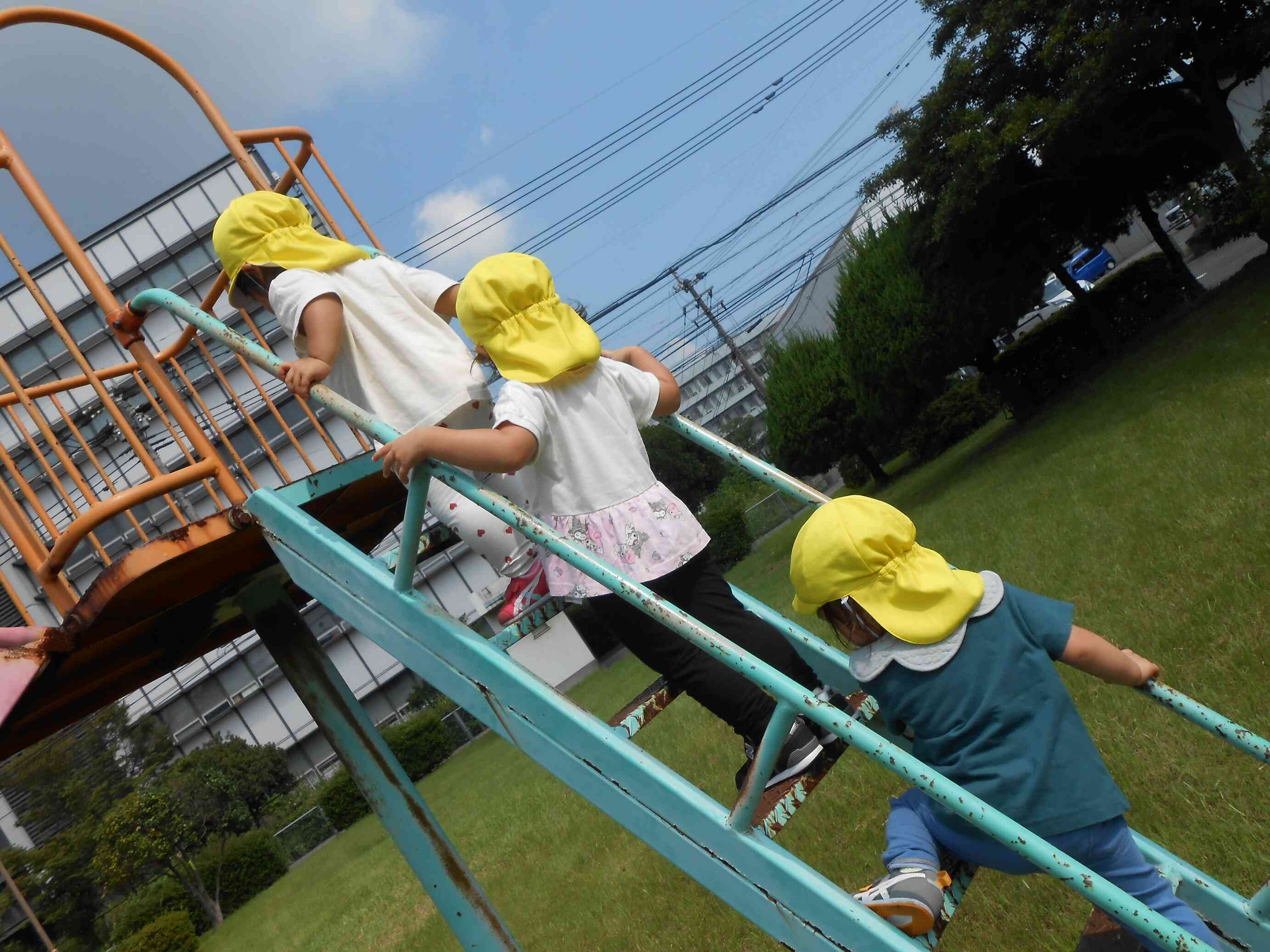 公園の滑り台の階段もドンドン上ります