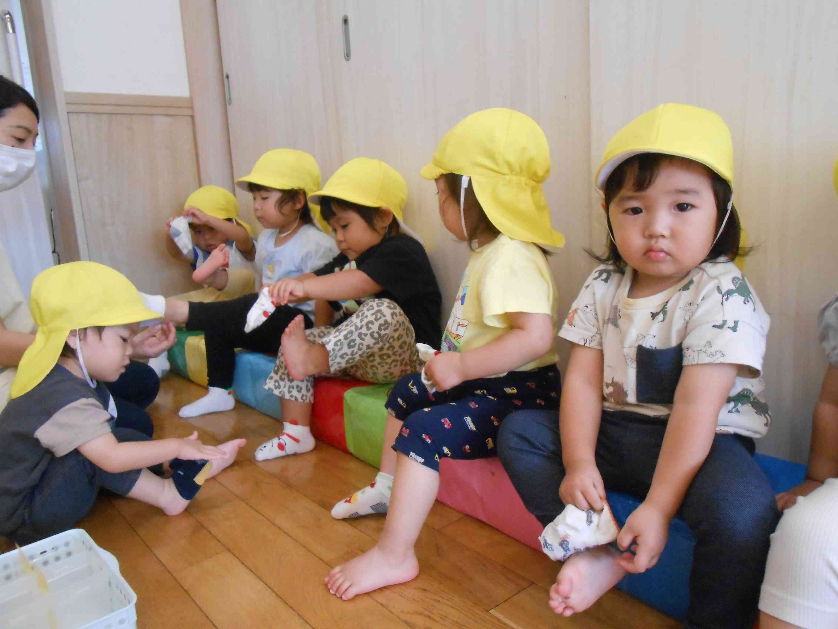 お散歩の準備、身支度をしてます