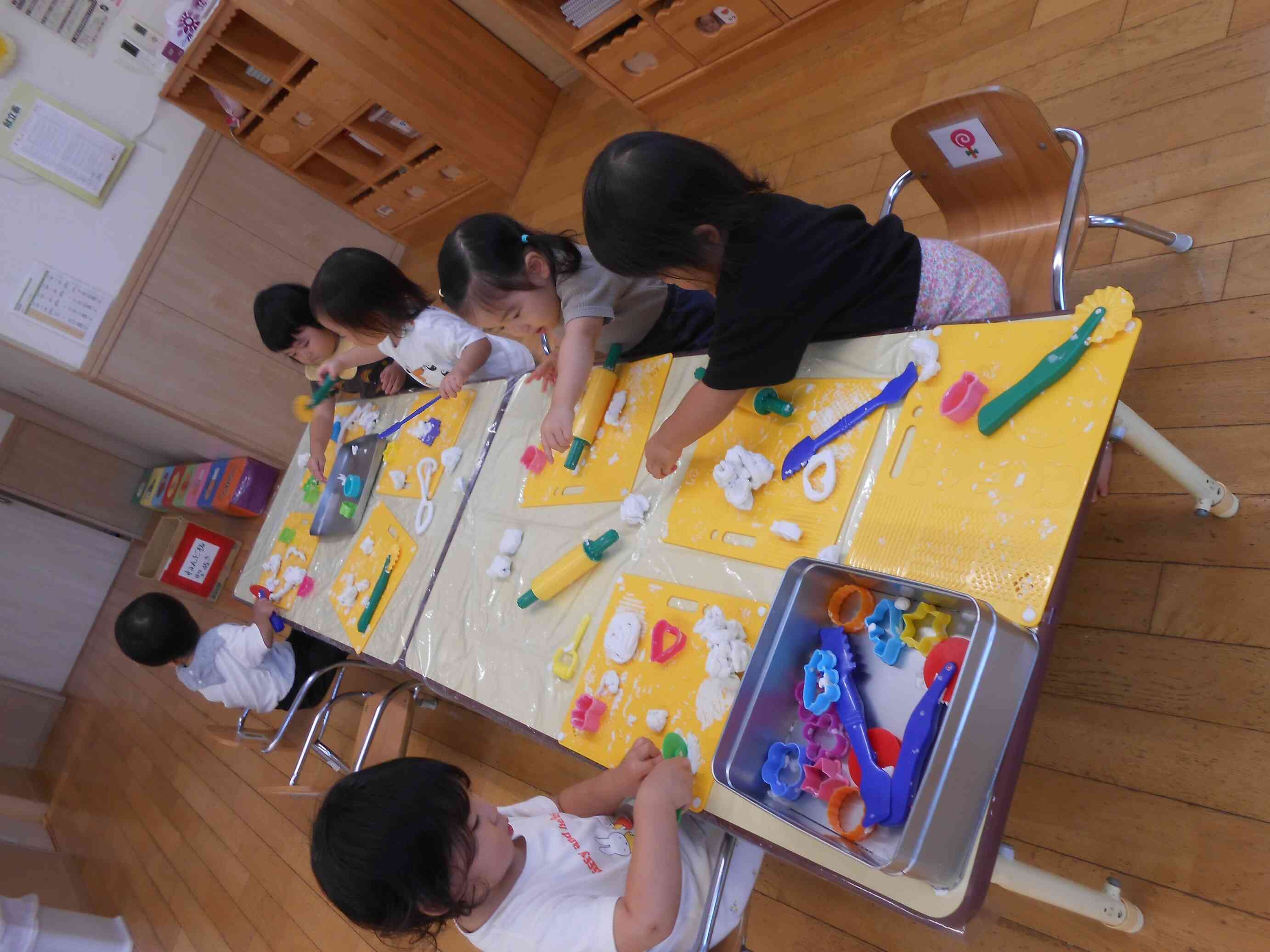 お部屋では粘土遊びやダンスをしてます