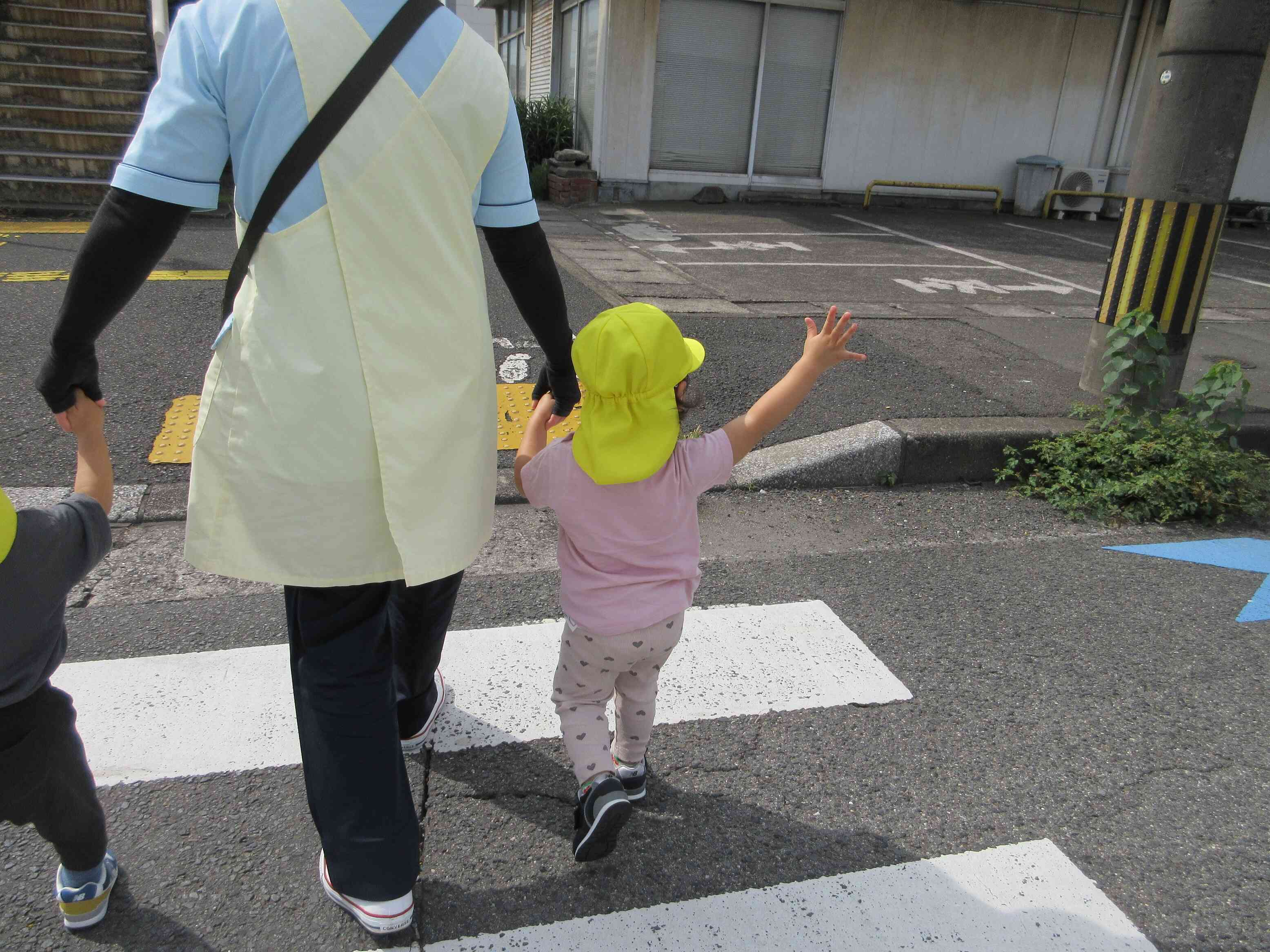 横断歩道では手をあげて♡交通安全教室で習ったよ