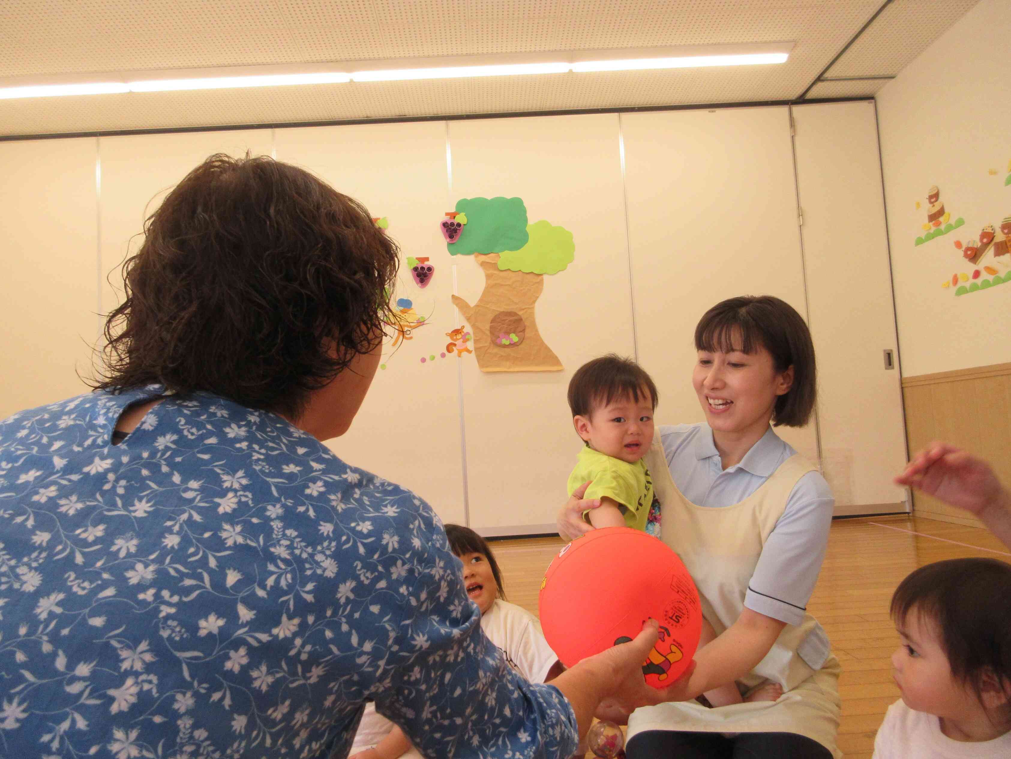 ボールに触れてみようね！