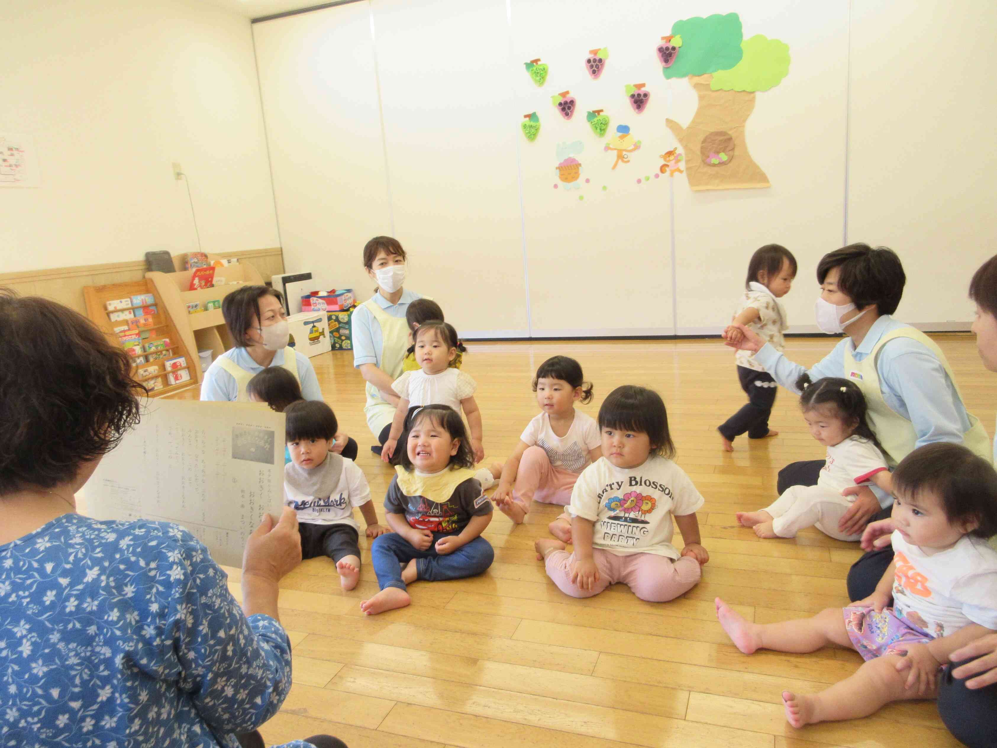 集中して紙芝居を見ています。