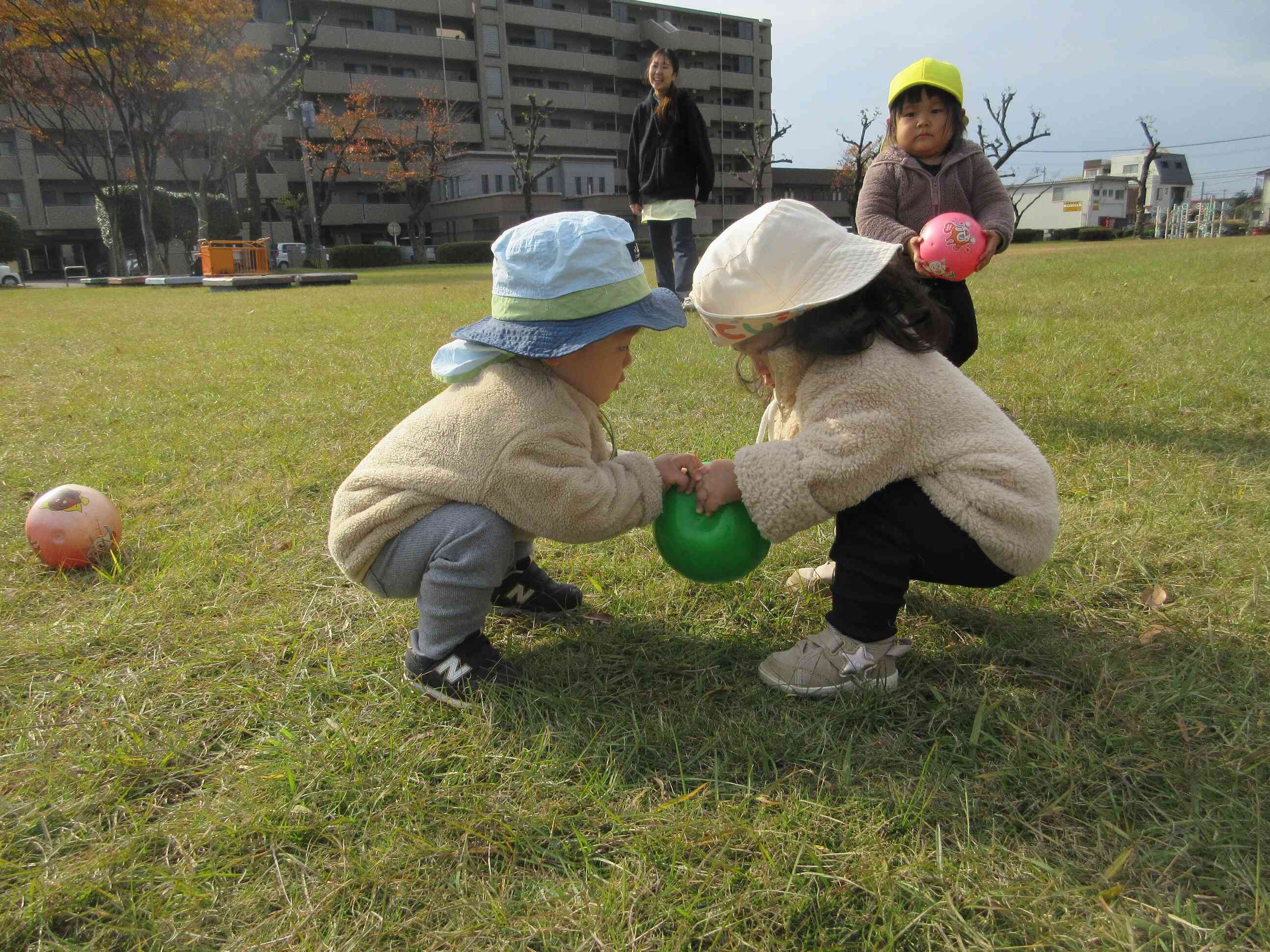 時にはボールを取り合いっこしたりもします…どっちが勝ったかな？