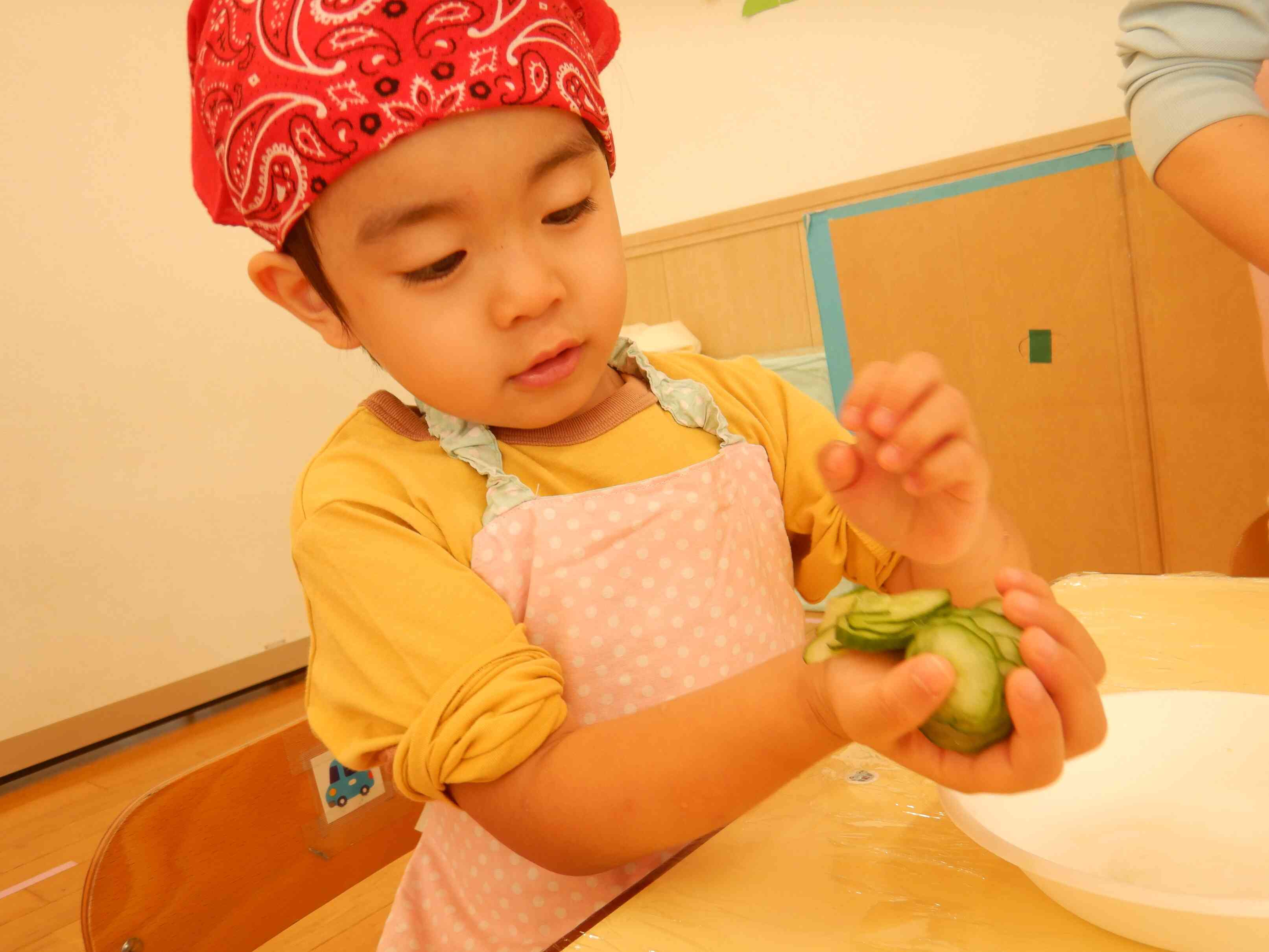 みんなで塩もみに夢中です♪