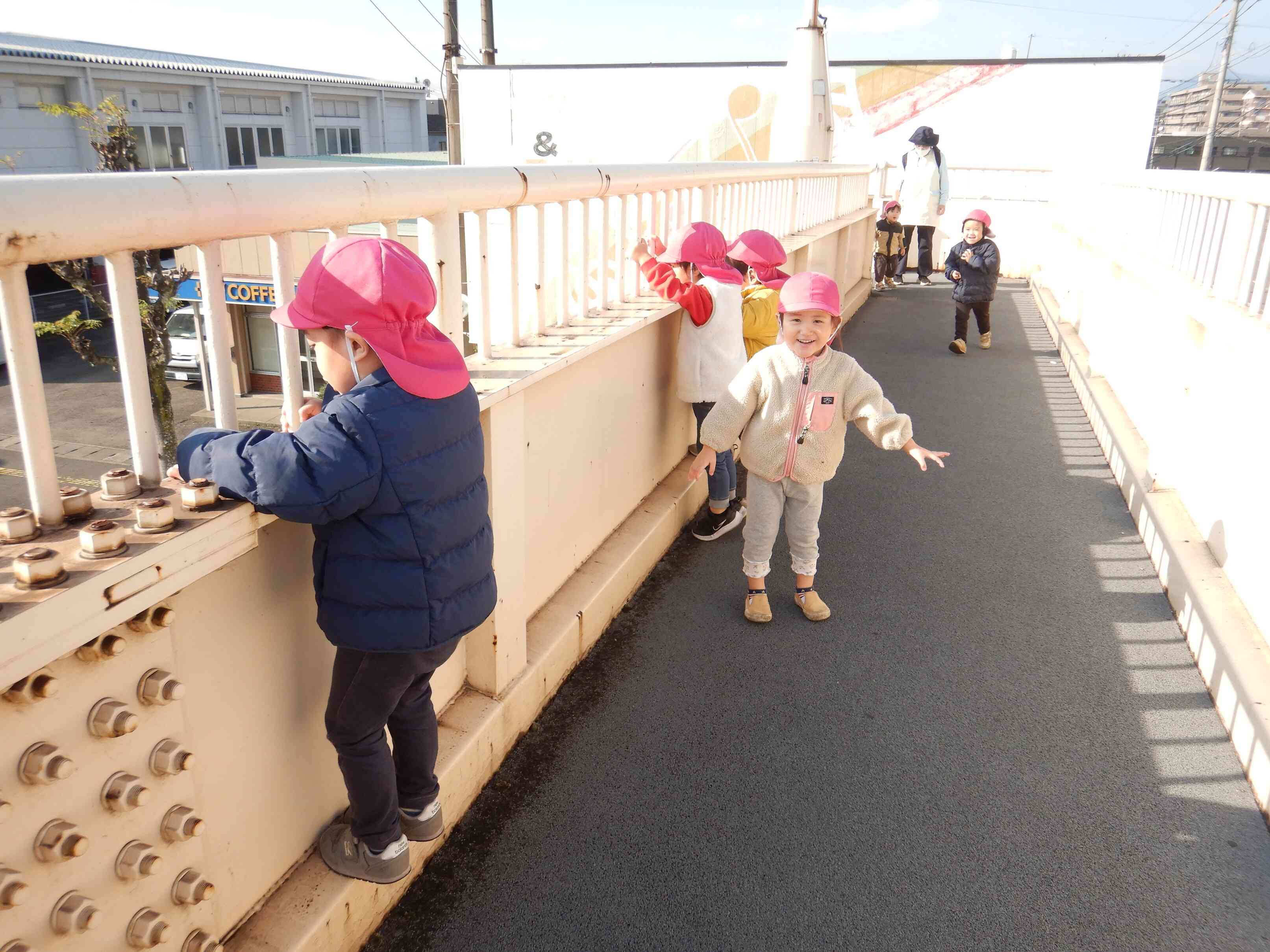 歩道橋上ったよ☆