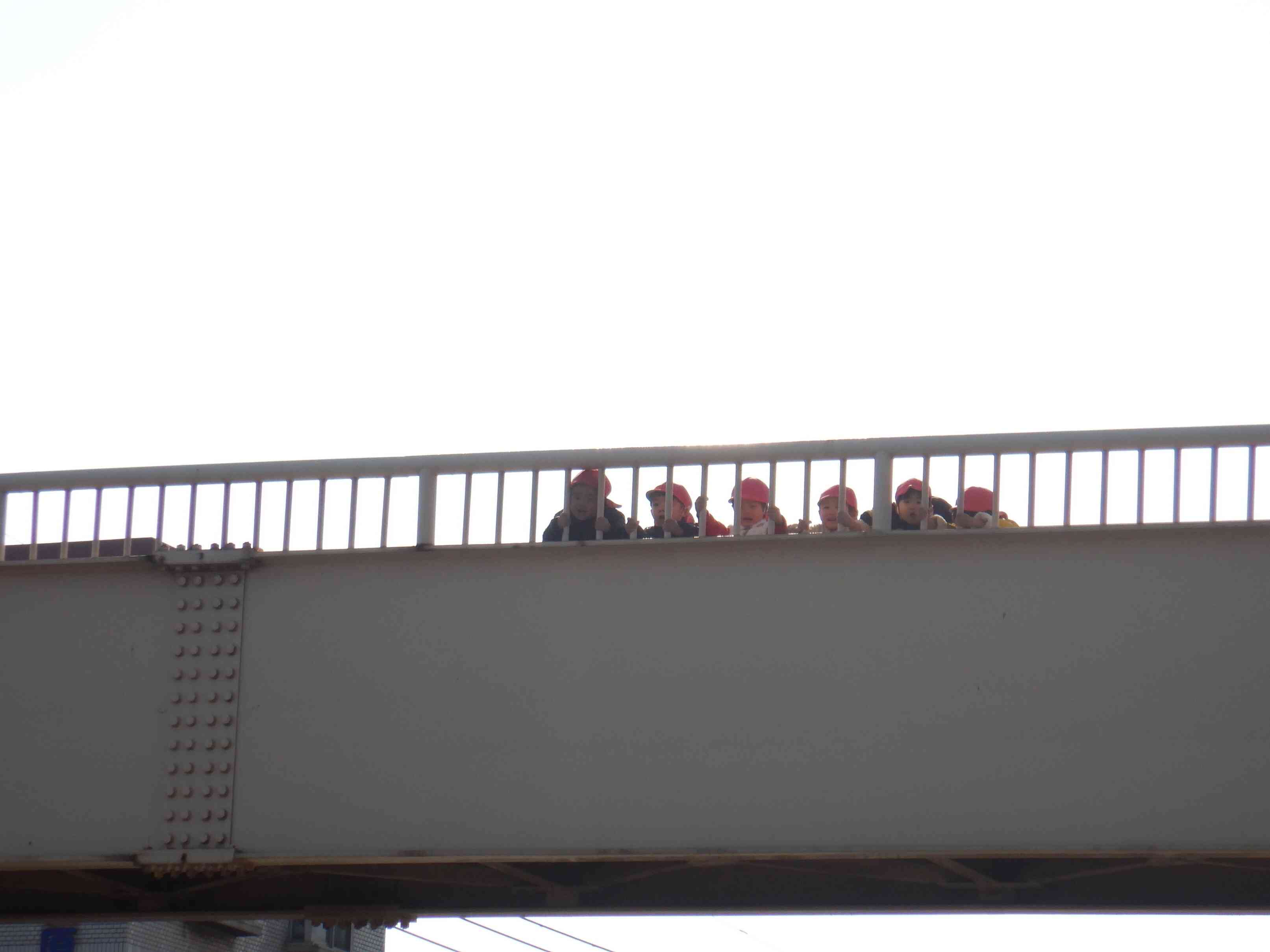 くま組（２歳児）１１月戸外遊び②