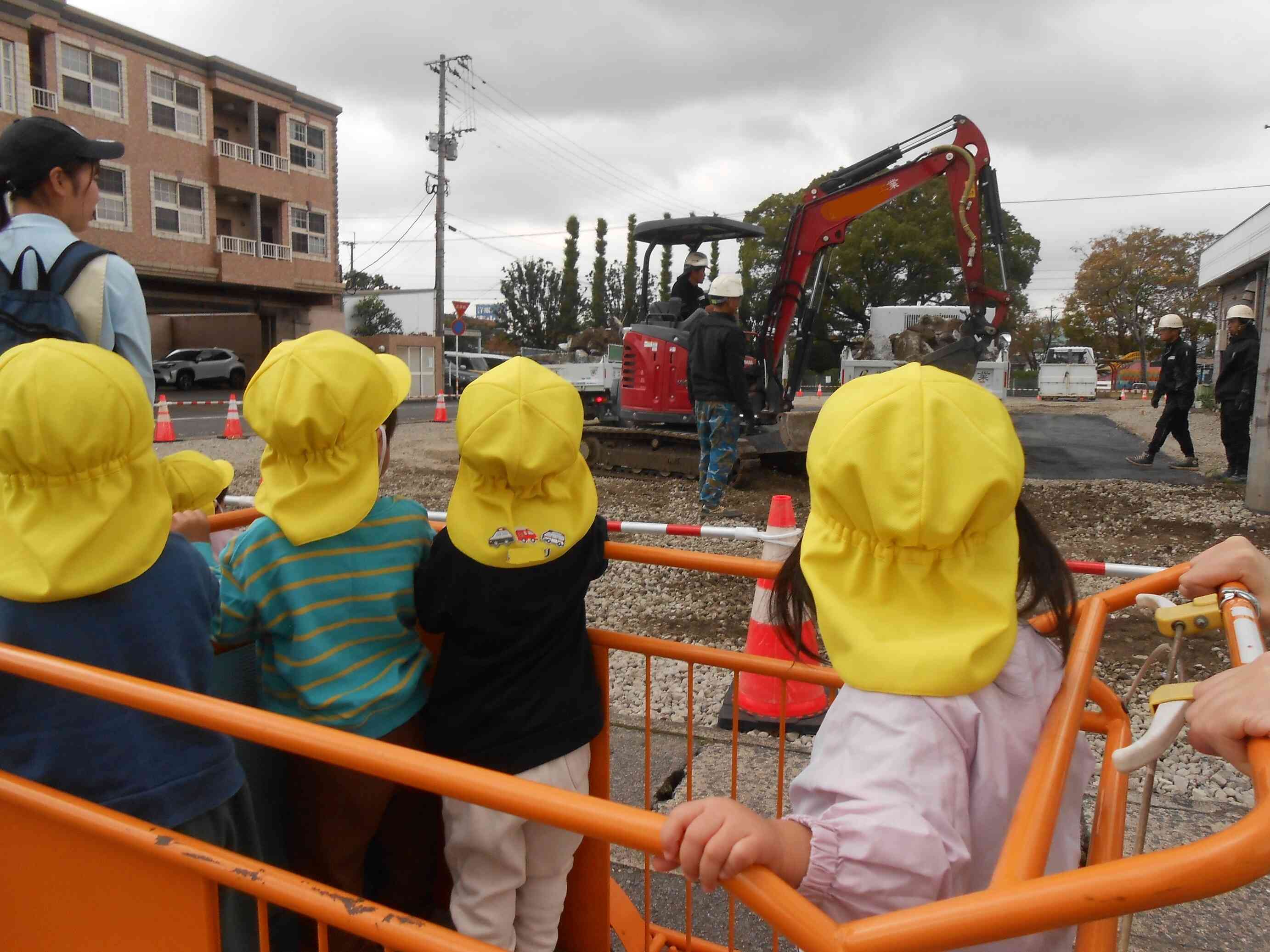 はたらくくるまを見ることができました。公園横に何ができるのかな？