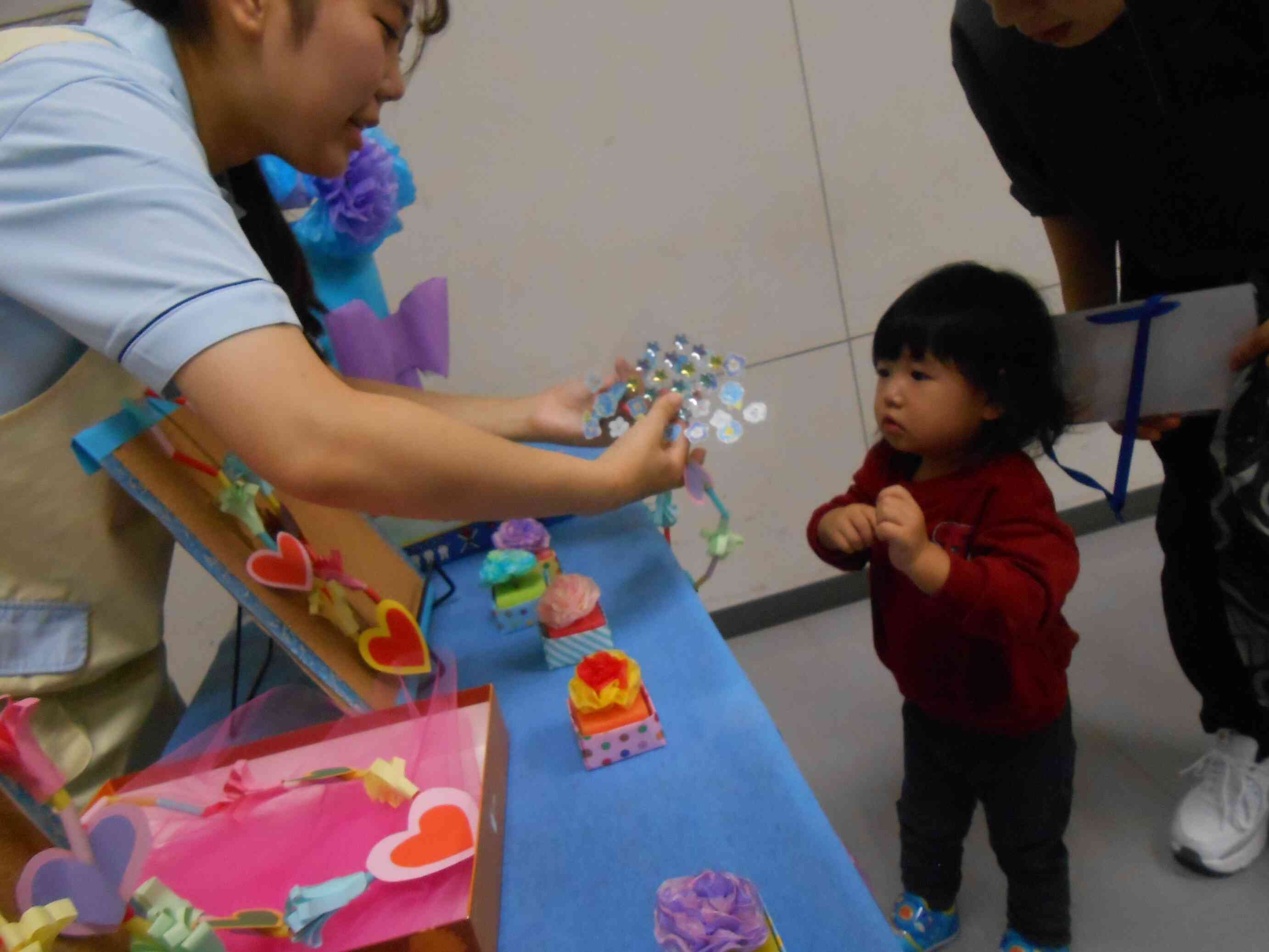 お店屋さんでシールを貰います