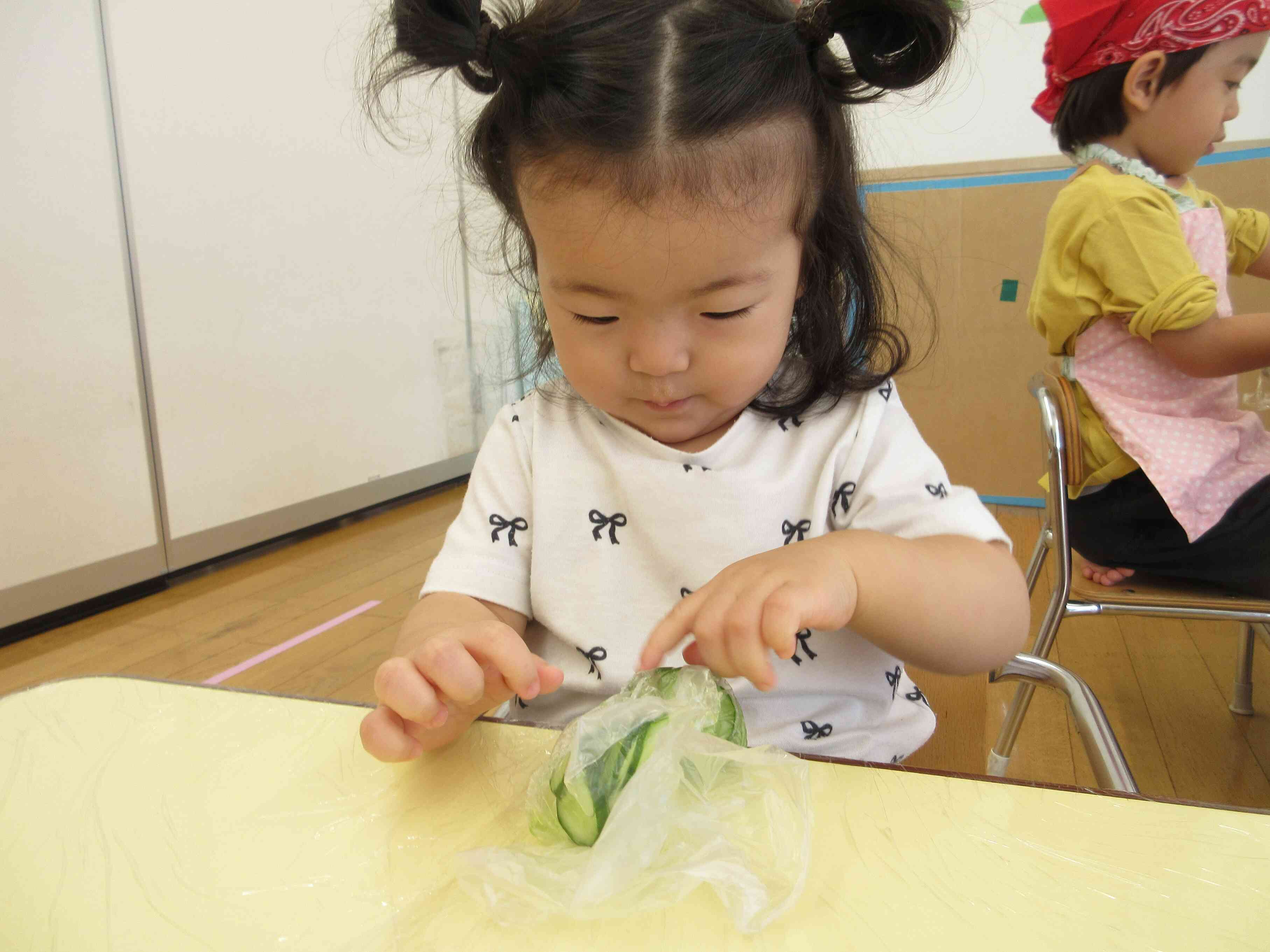 りす組さんは袋の上から触ったよ♪