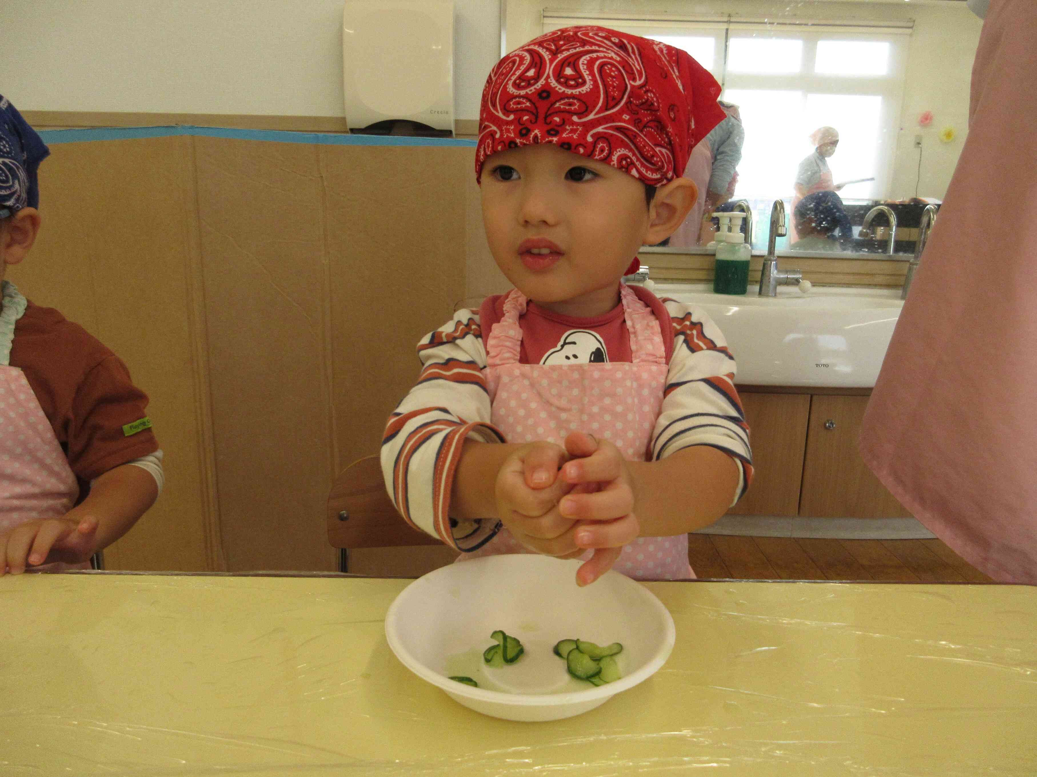 きゅうりの塩もみ楽しいな~☆