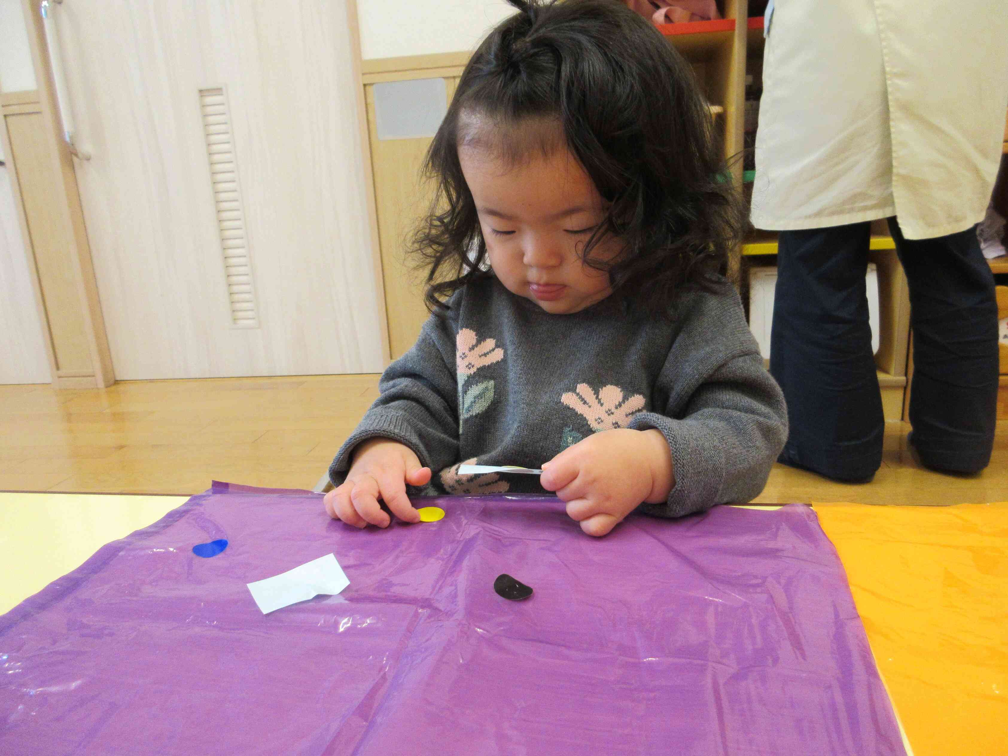 自分でシールの色を選んで貼っています。