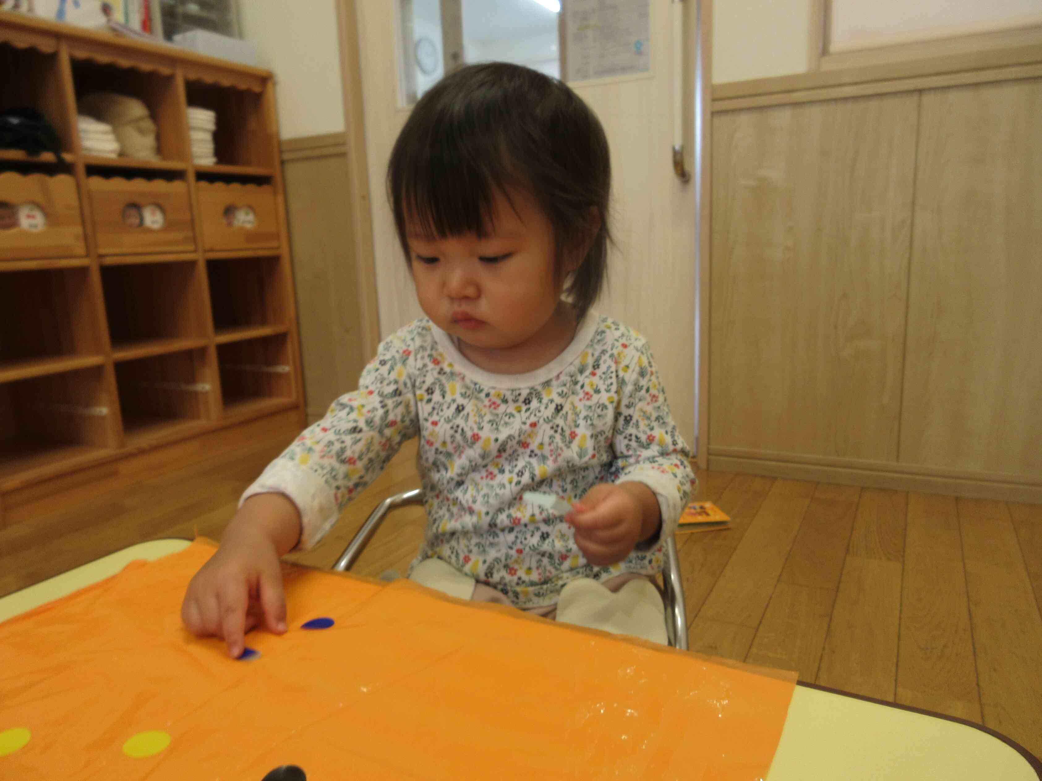 貼るときはみんな真剣な表情をしています。