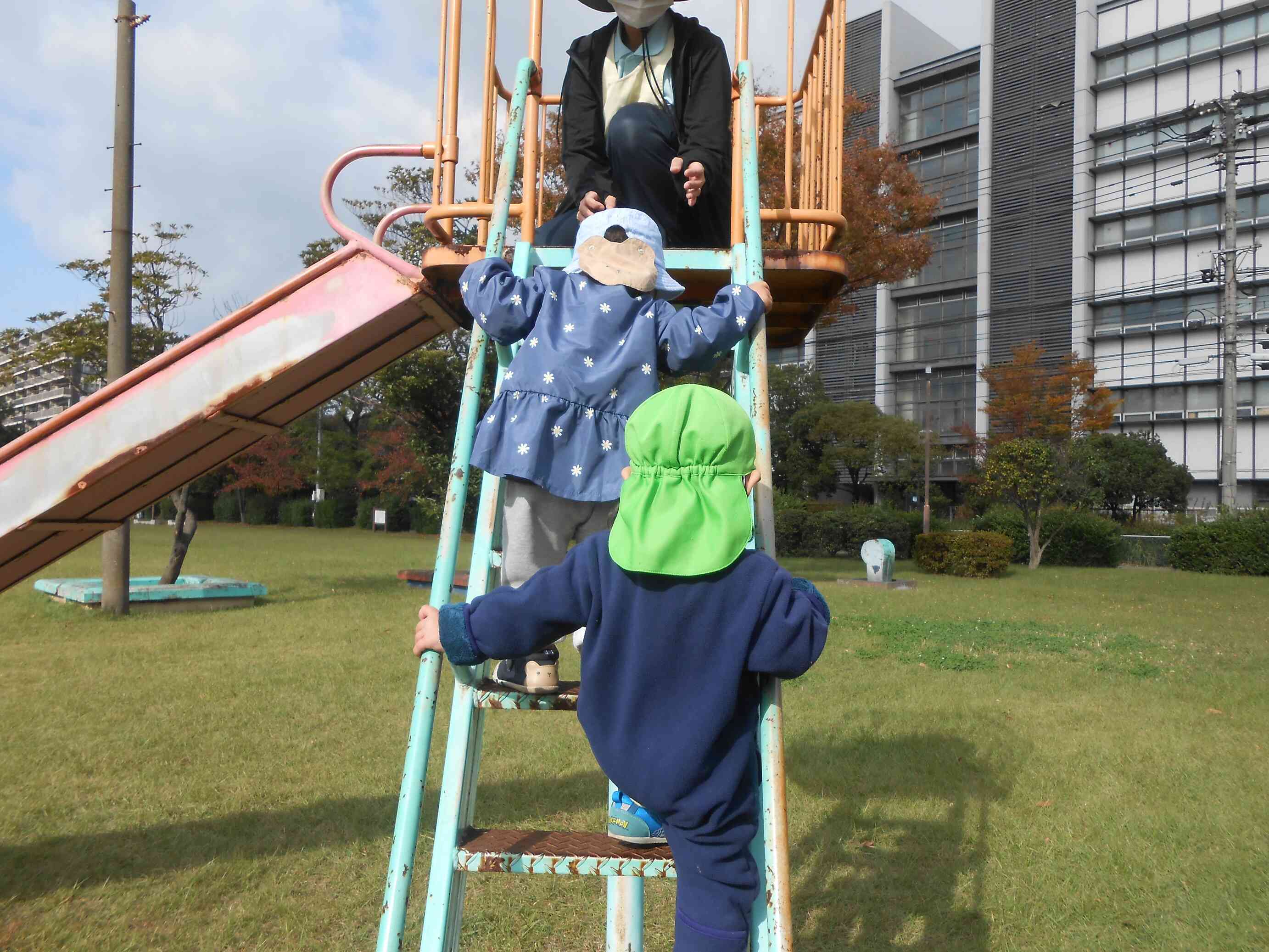 滑り台を滑りたくて、一生懸命に階段を上ります。よいしょ、よいしょ！