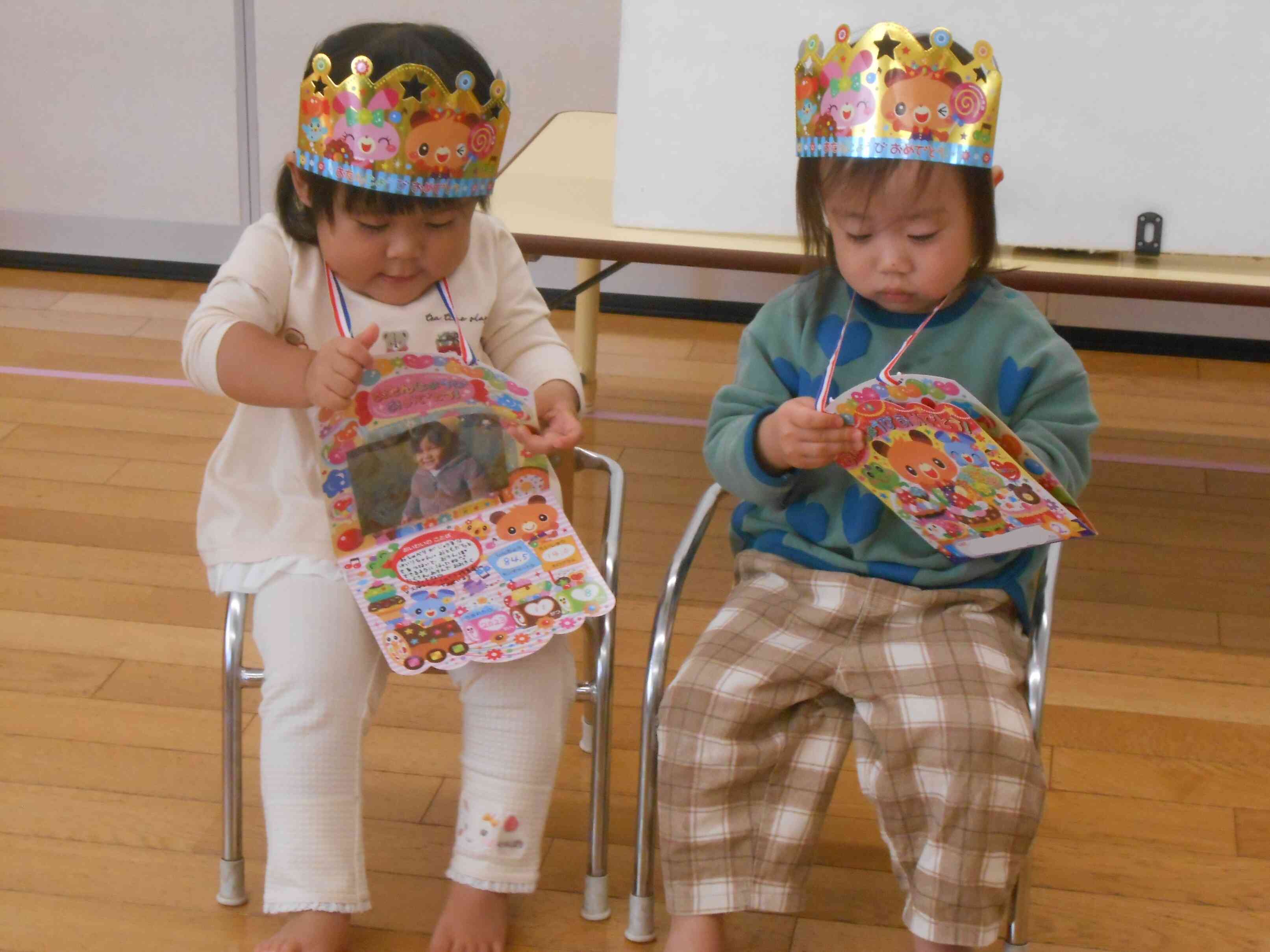 「見てみてー私の写真可愛いよー」「これどうやるの？」