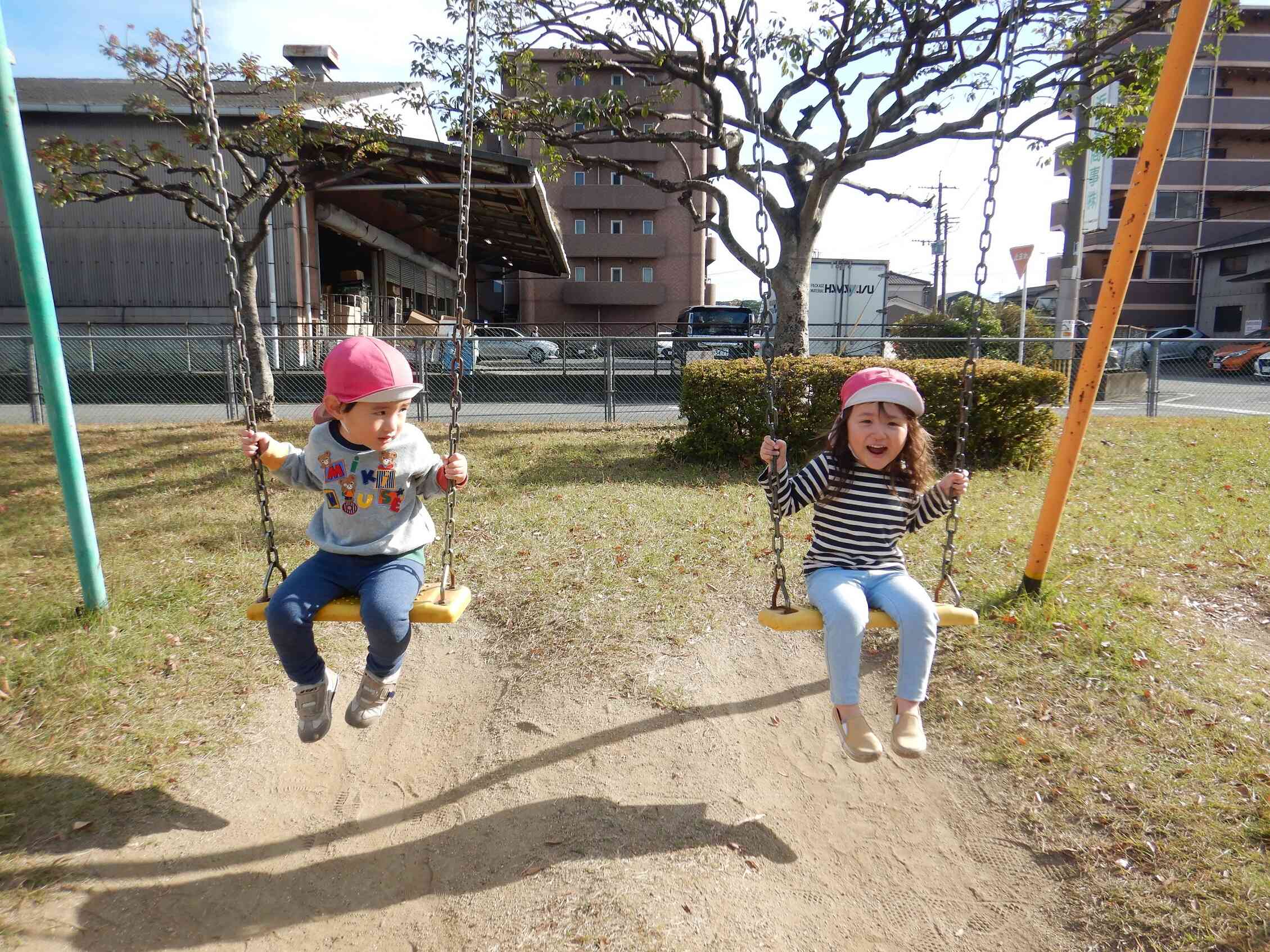 お兄ちゃんブランコに挑戦中！すごいでしょう？