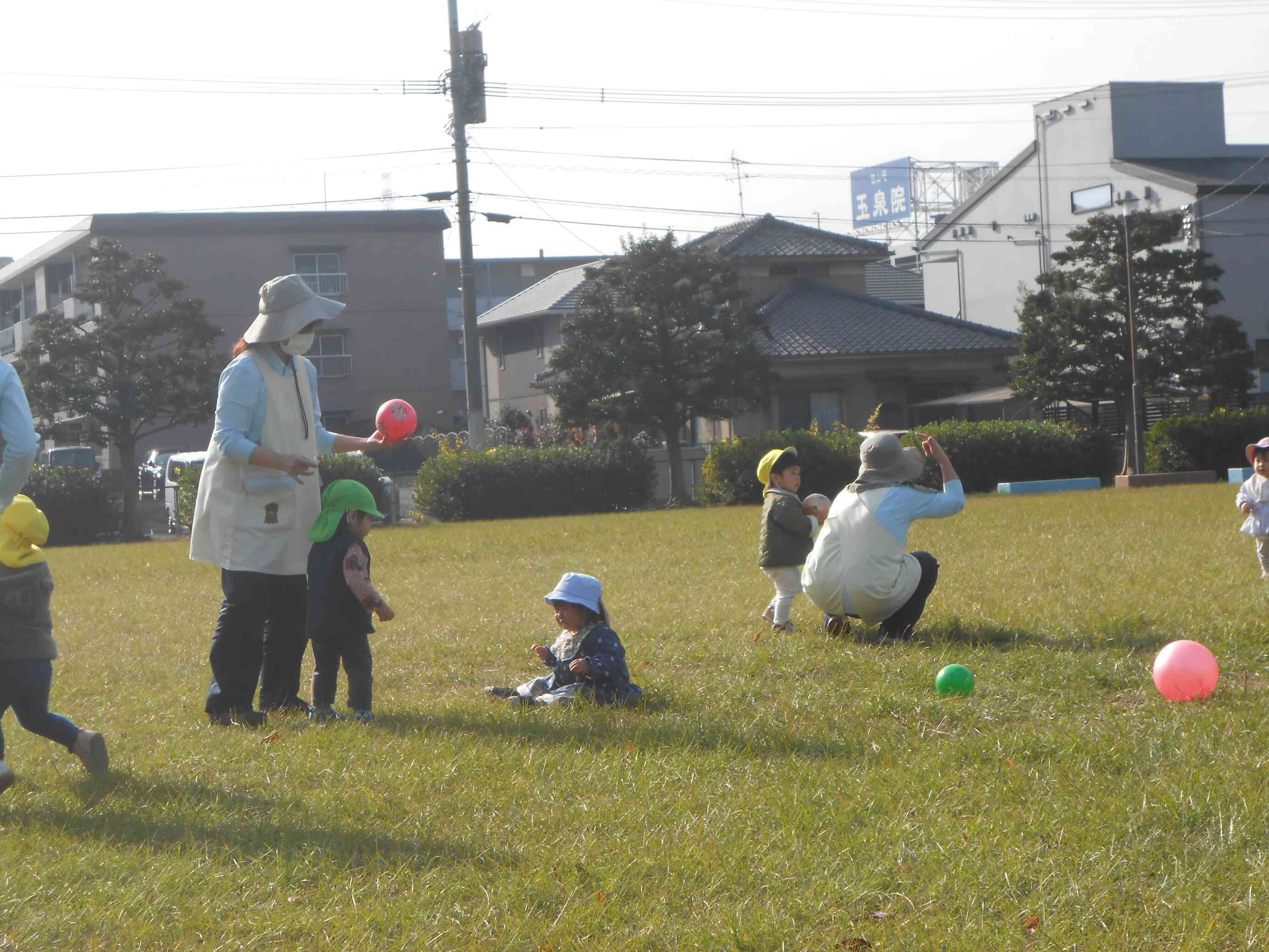 うさぎぐみ（1歳児）戸外遊び