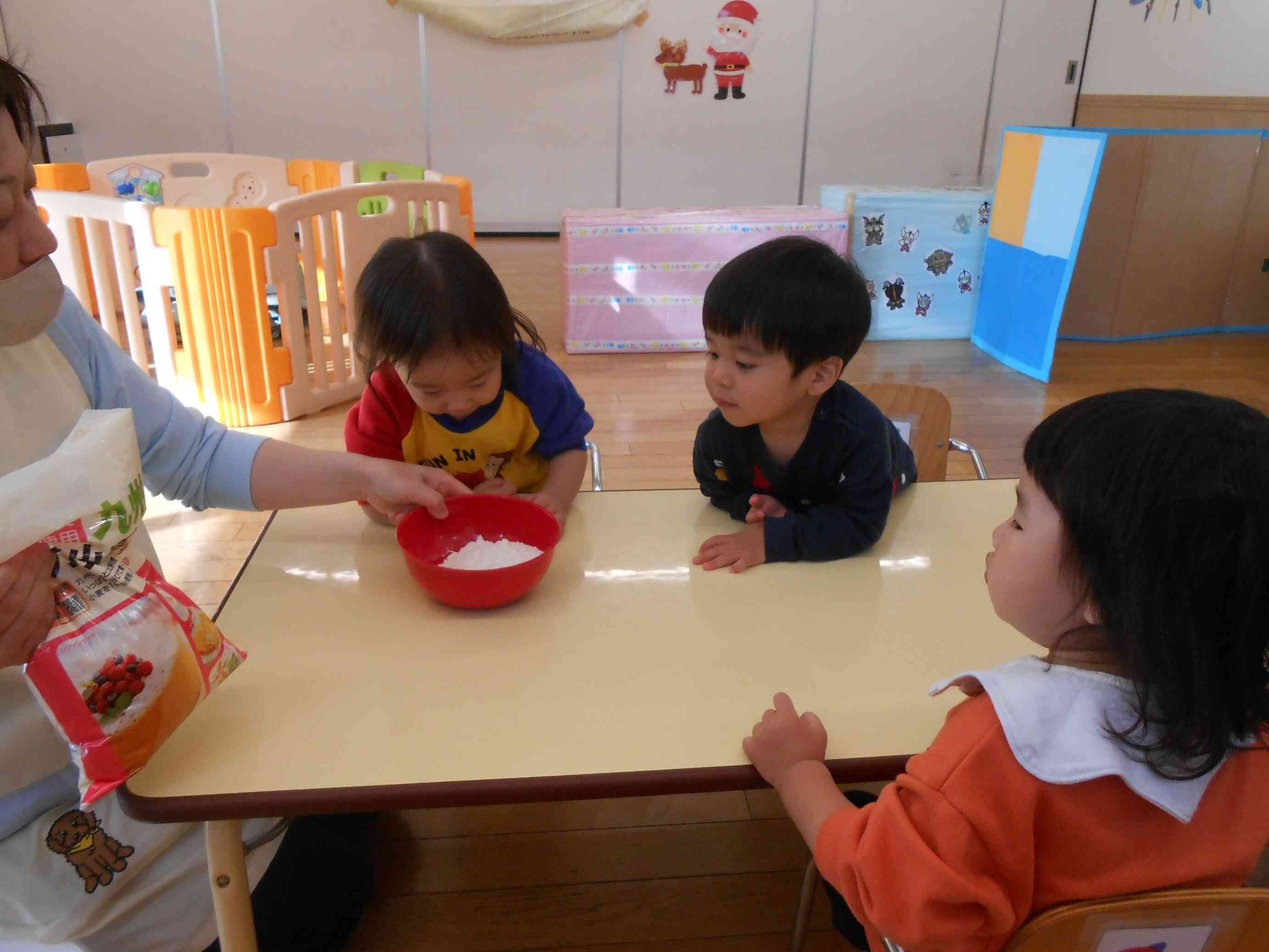 保育参加で小麦粉ねんどをしました