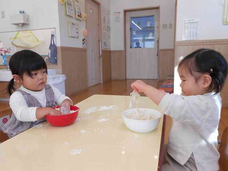 パパとママが来る前、サラサラ感触を楽しんでます