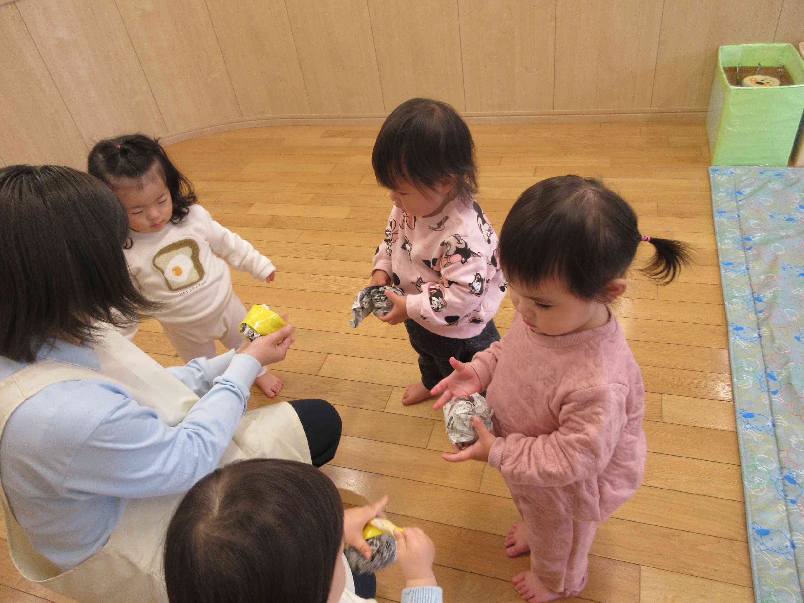 ～新聞紙で遊びました～