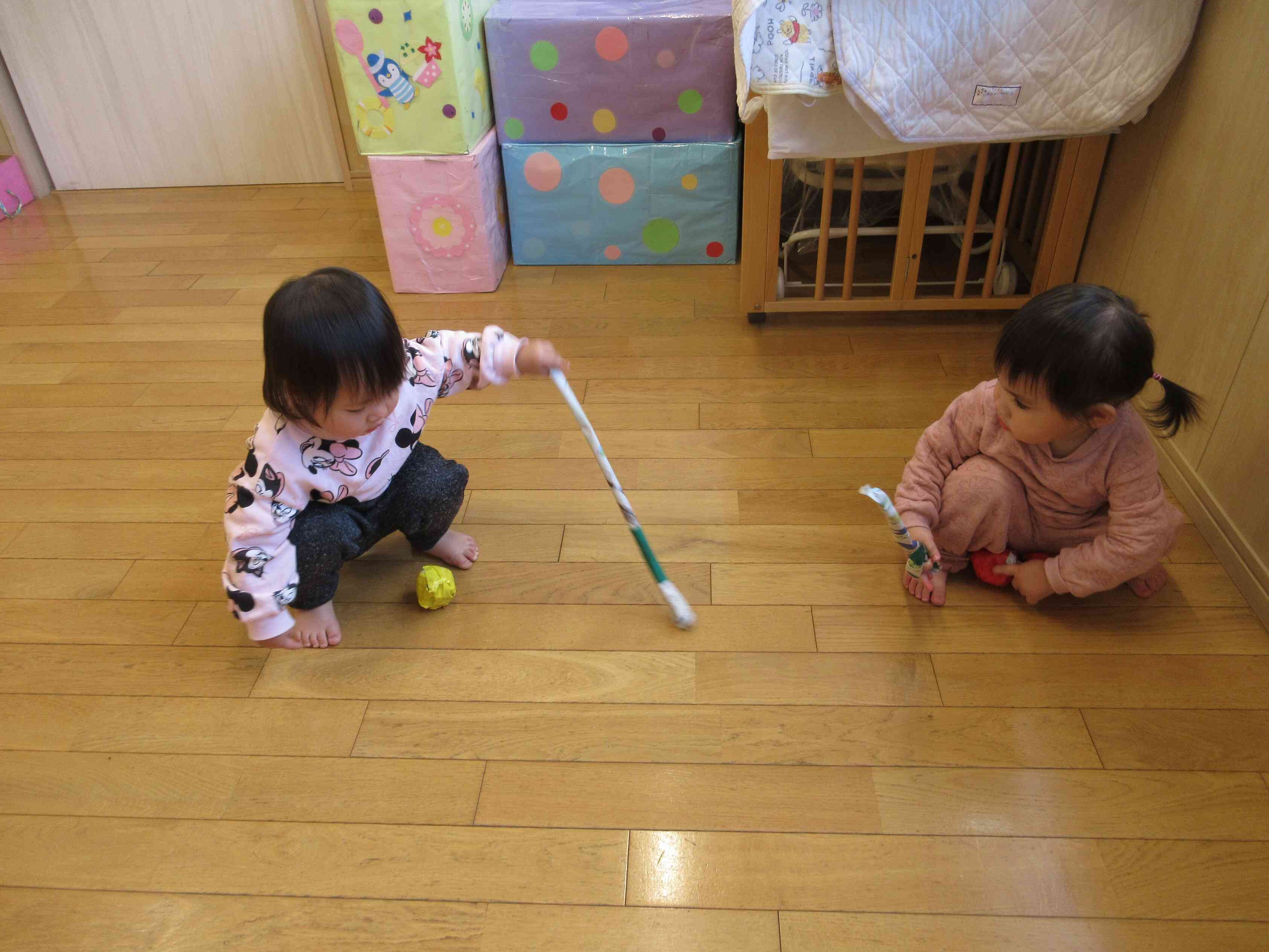 新聞紙で作った棒で、ボールを打つ遊びを考えて遊んでいました