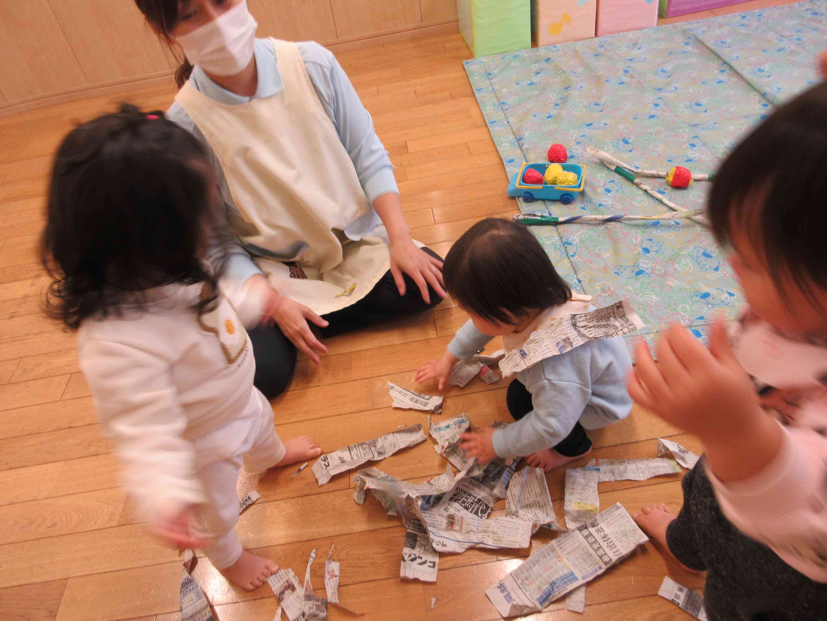 新聞紙あそび りす組