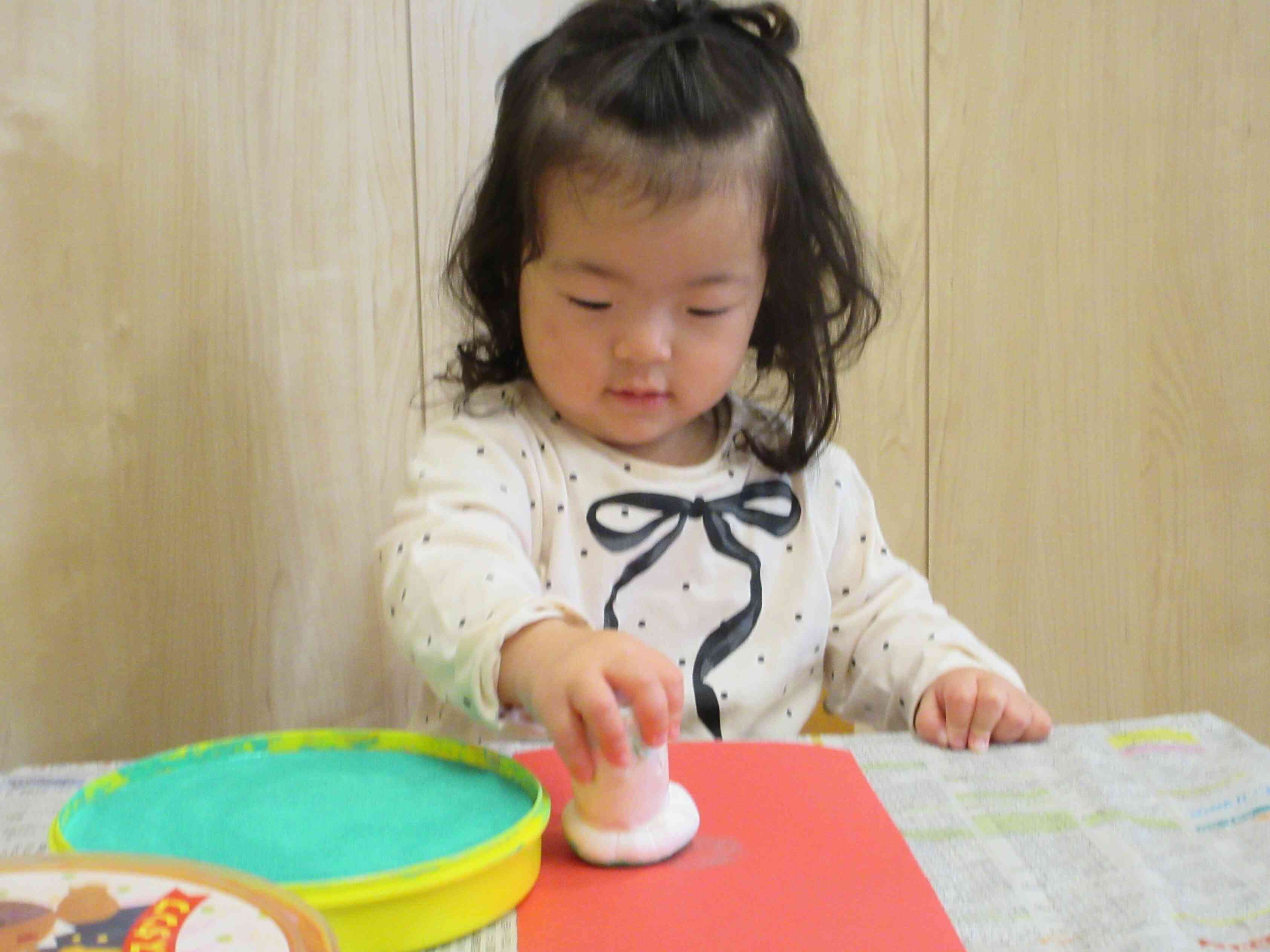 いっぱいスタンプしようね。上手だよ☆