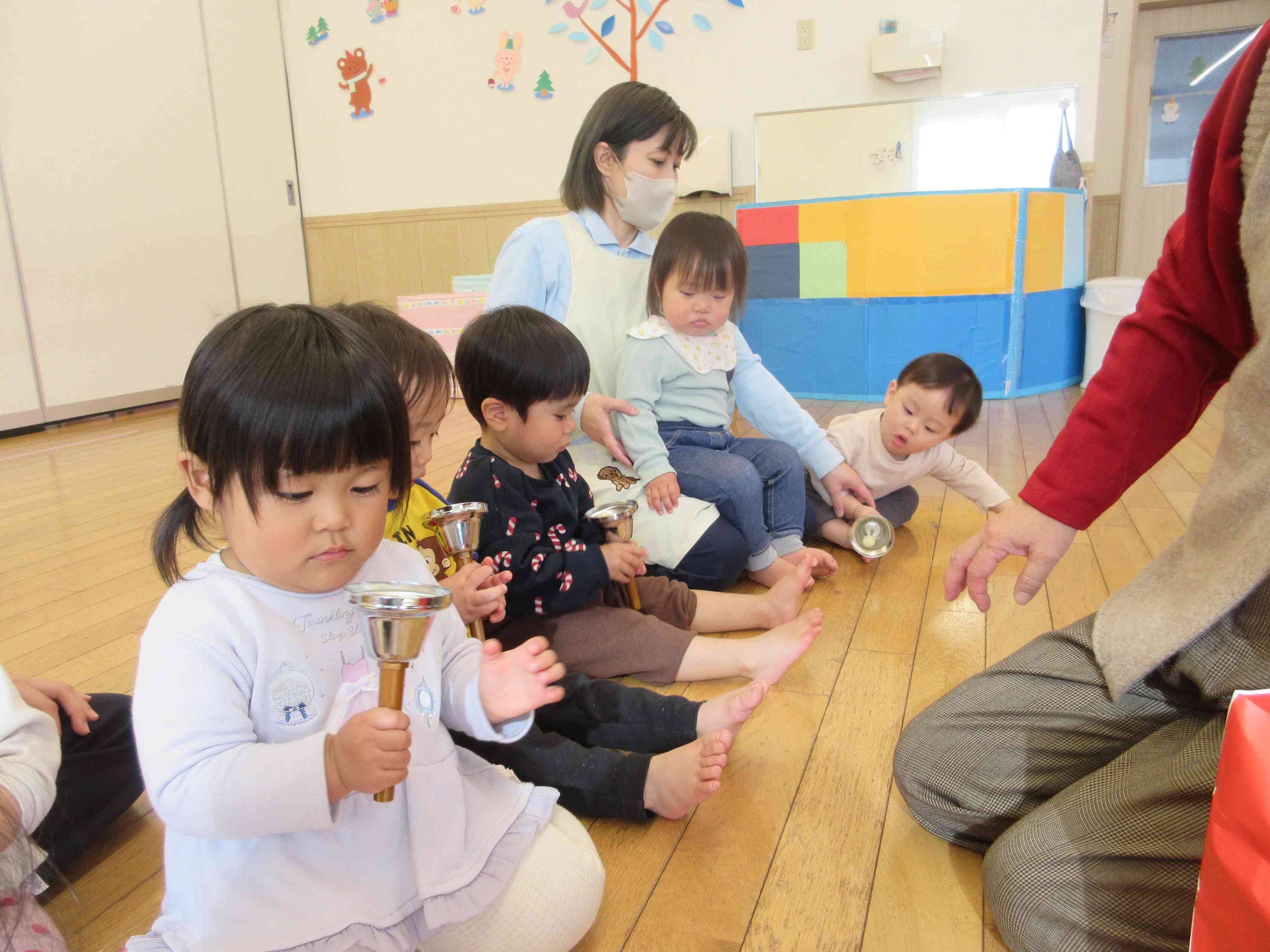 ベルを鳴らしながら、クリスマスの歌を歌います♪