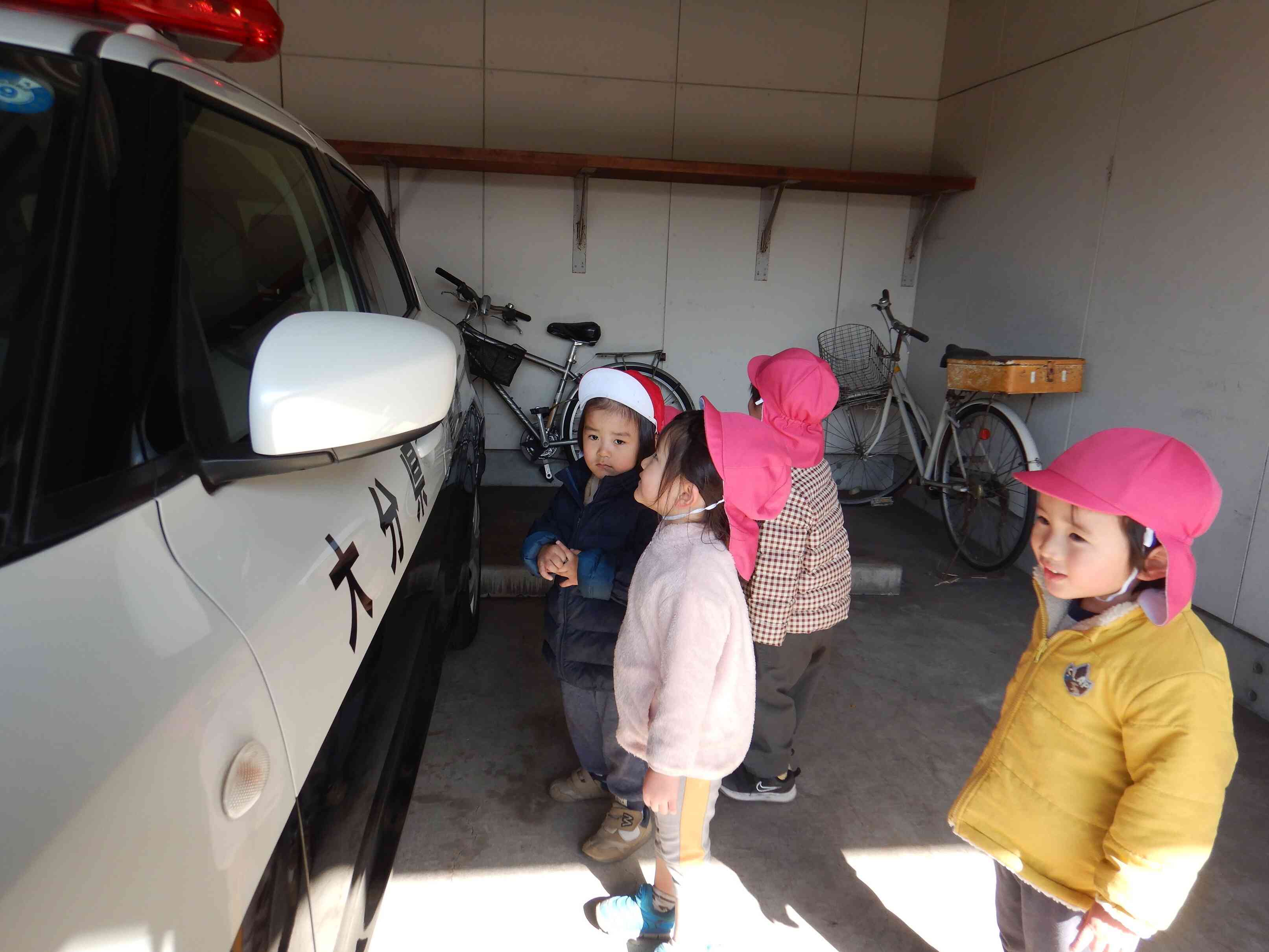 パトカーだ　大きいねーピカピカ光ってるー。