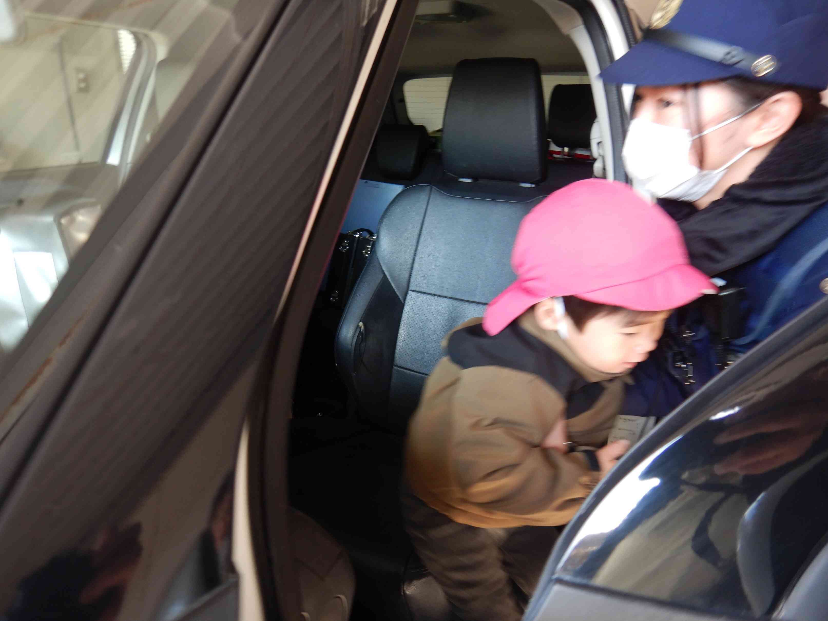 婦警さんに抱っこされて座らせてもらいました。よかったねー。