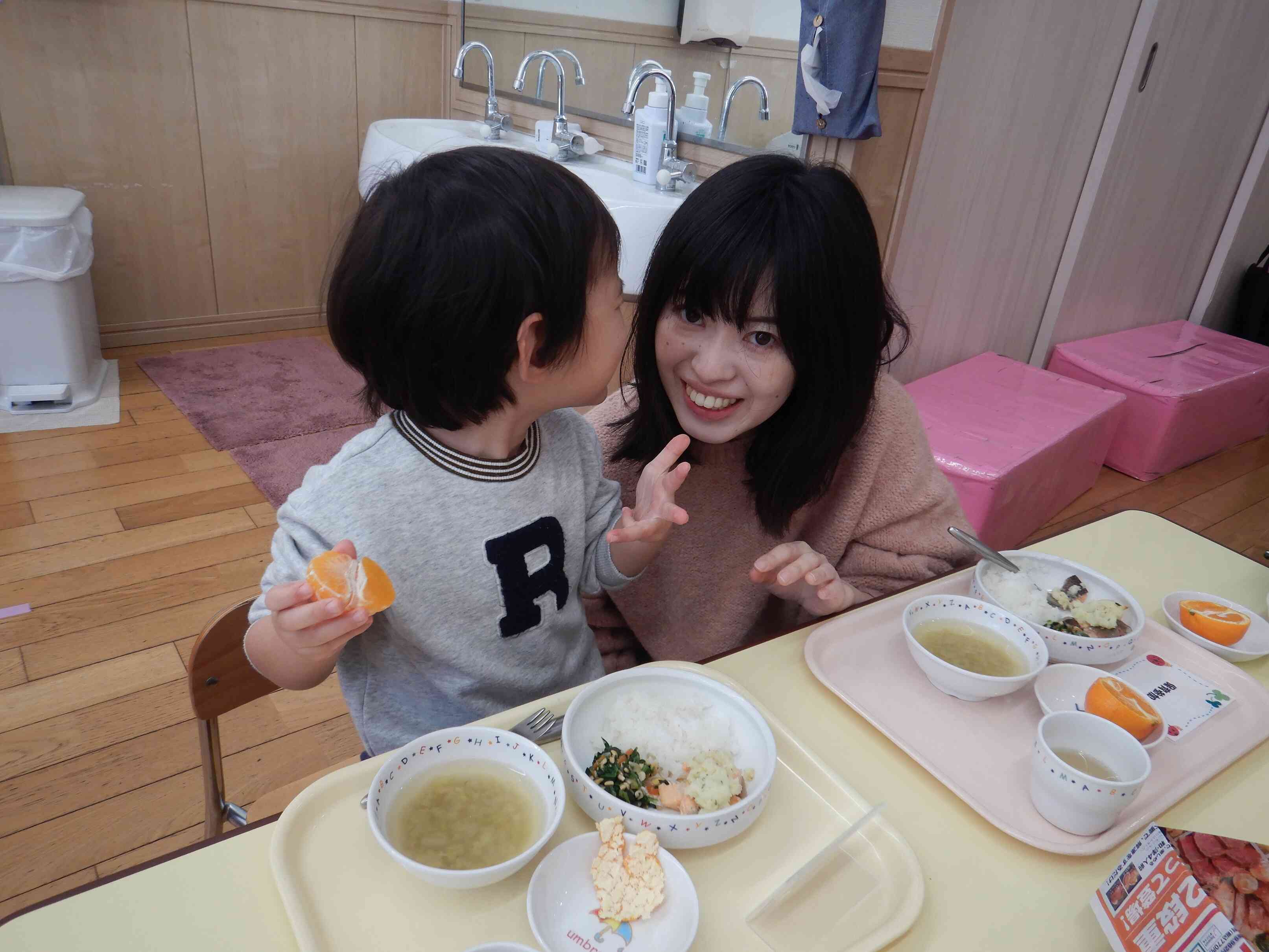 ママあのね　内緒のお話かな？