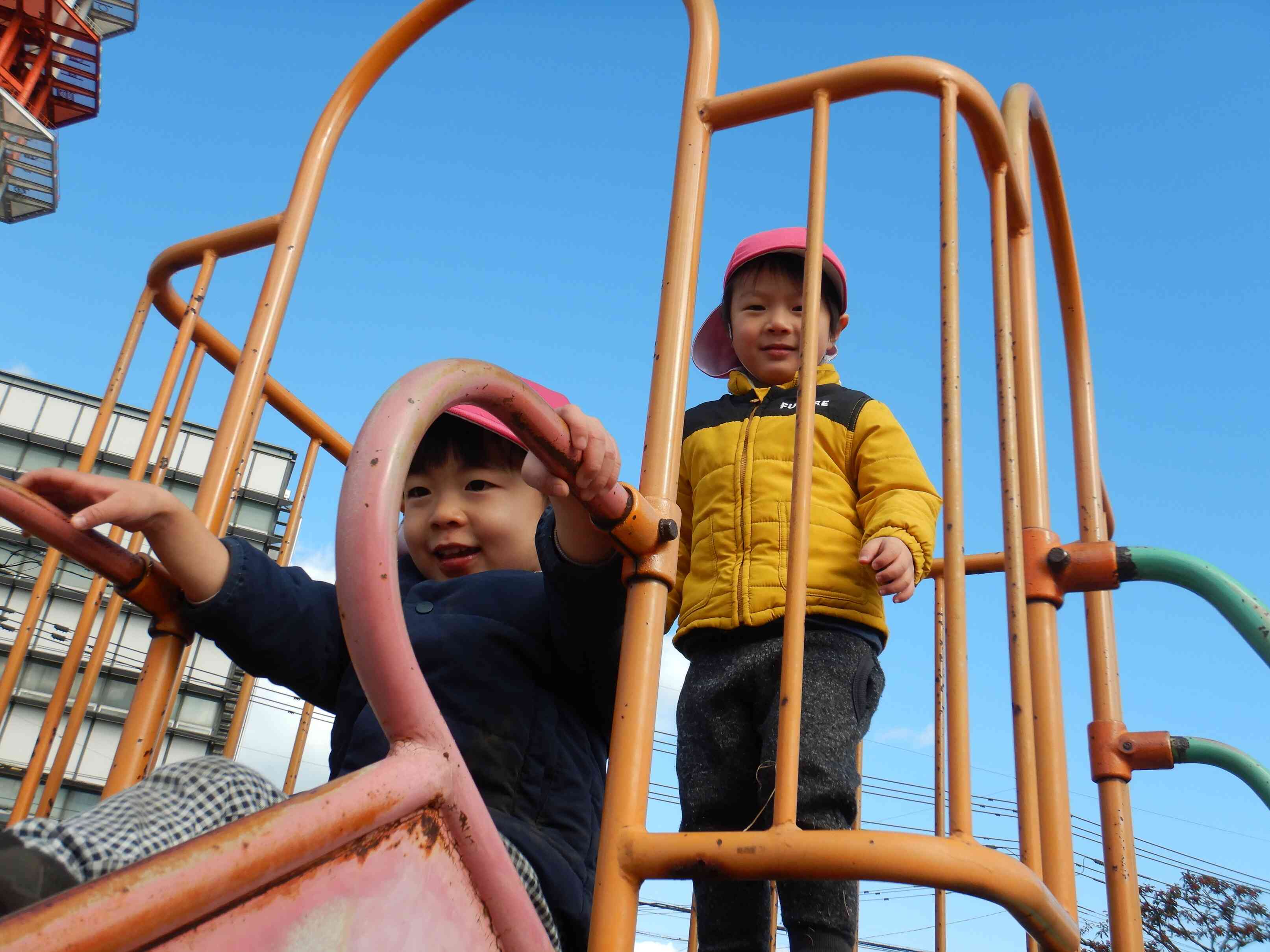 澄み切った青空の中で元気一杯遊びました。