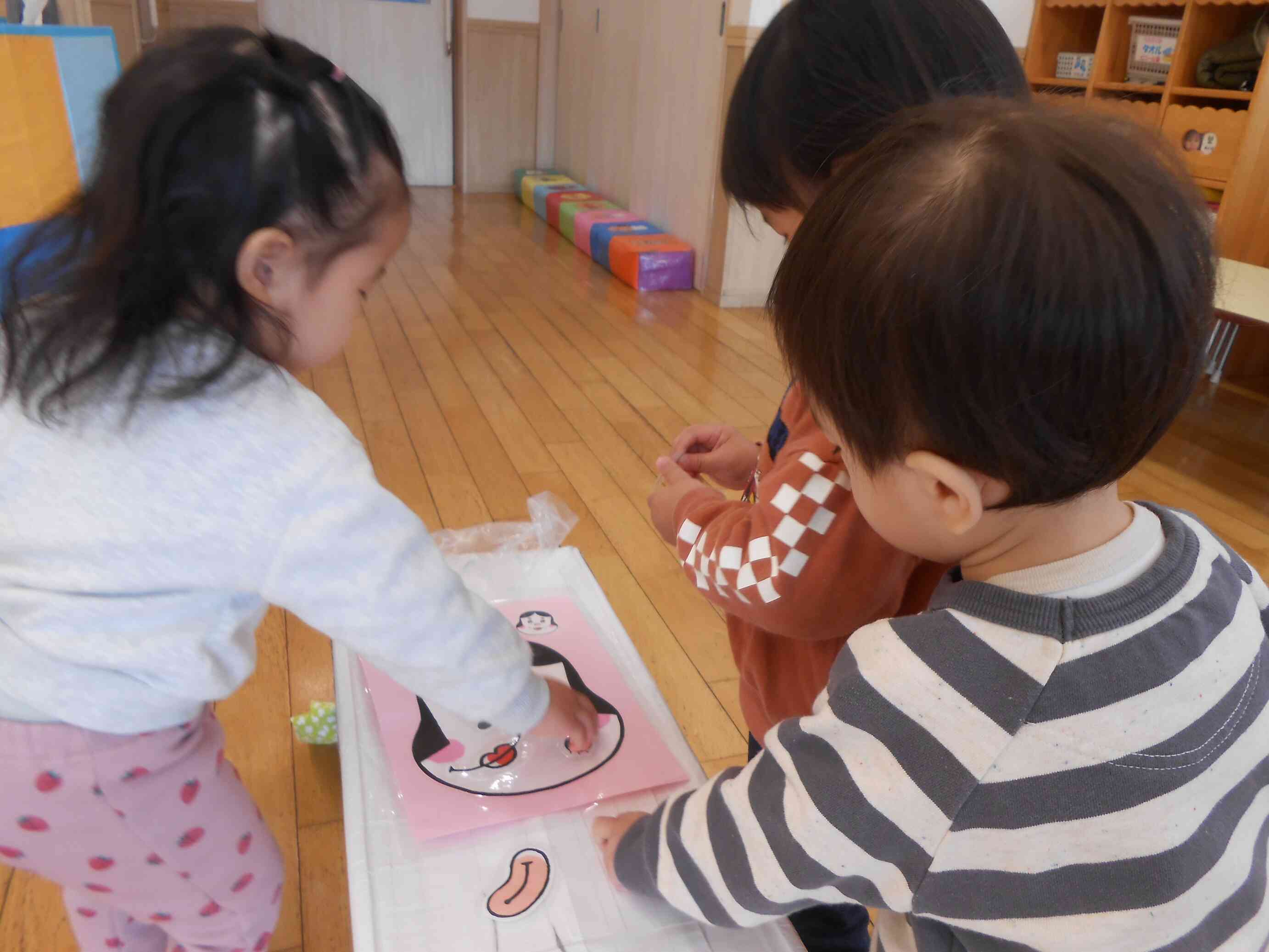 福の神をみんなで考えてます。おめめはどこー