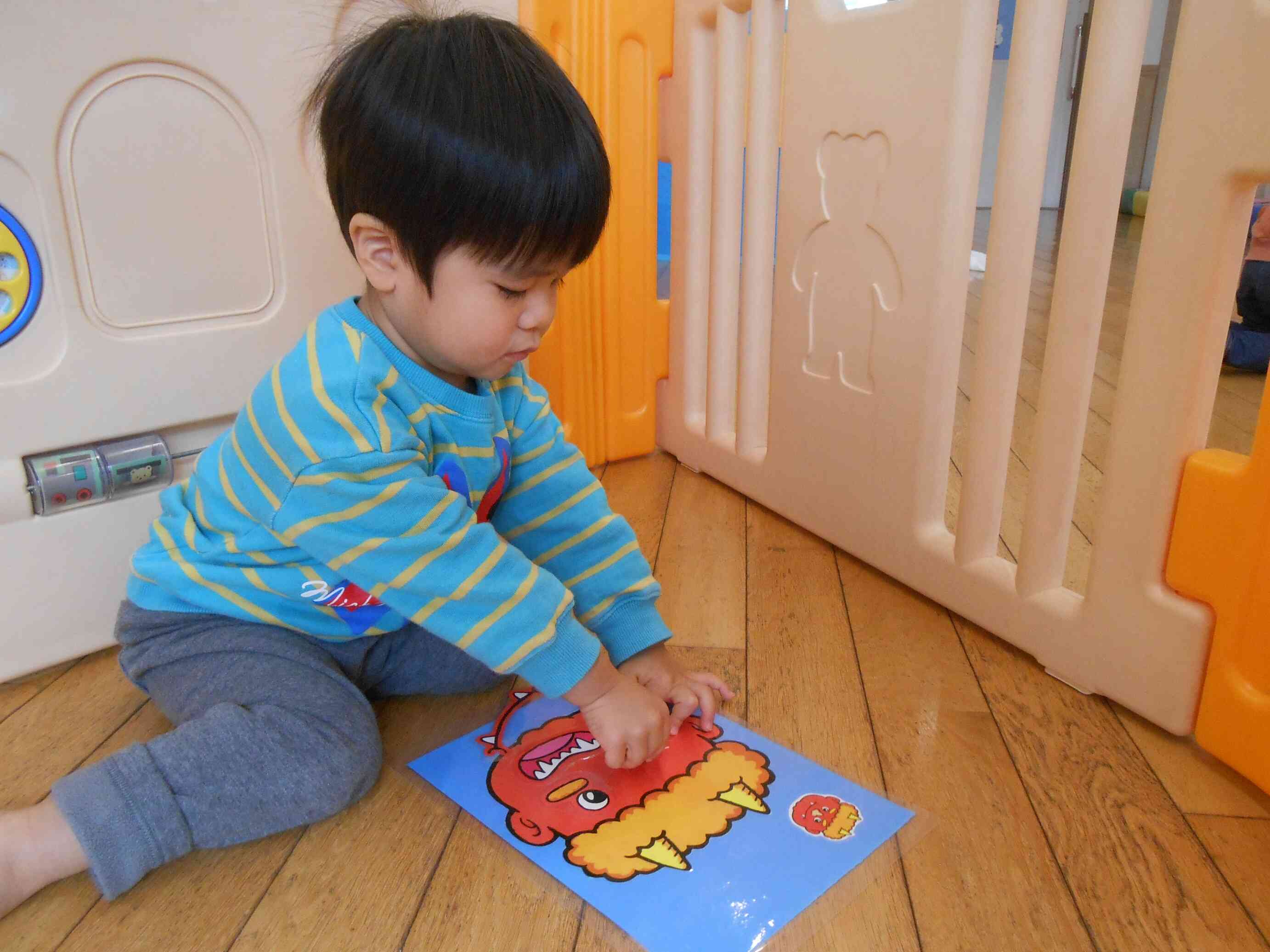 お部屋で福笑いをして遊んだり…