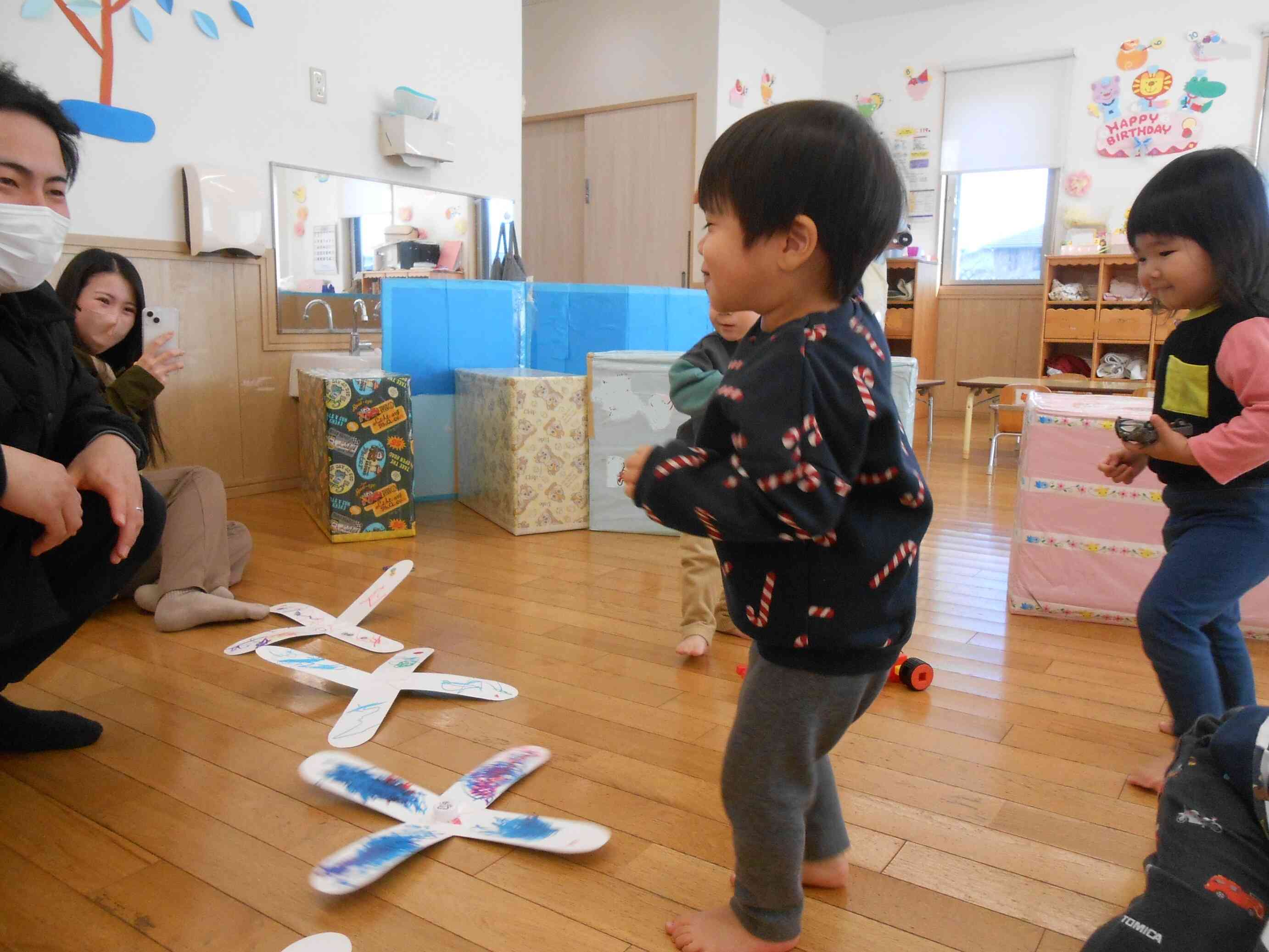 回ると踊りたくなったみたい♪この後、ままごとをして給食を一緒に食べたよ♡食べさせてくれてありがとう！