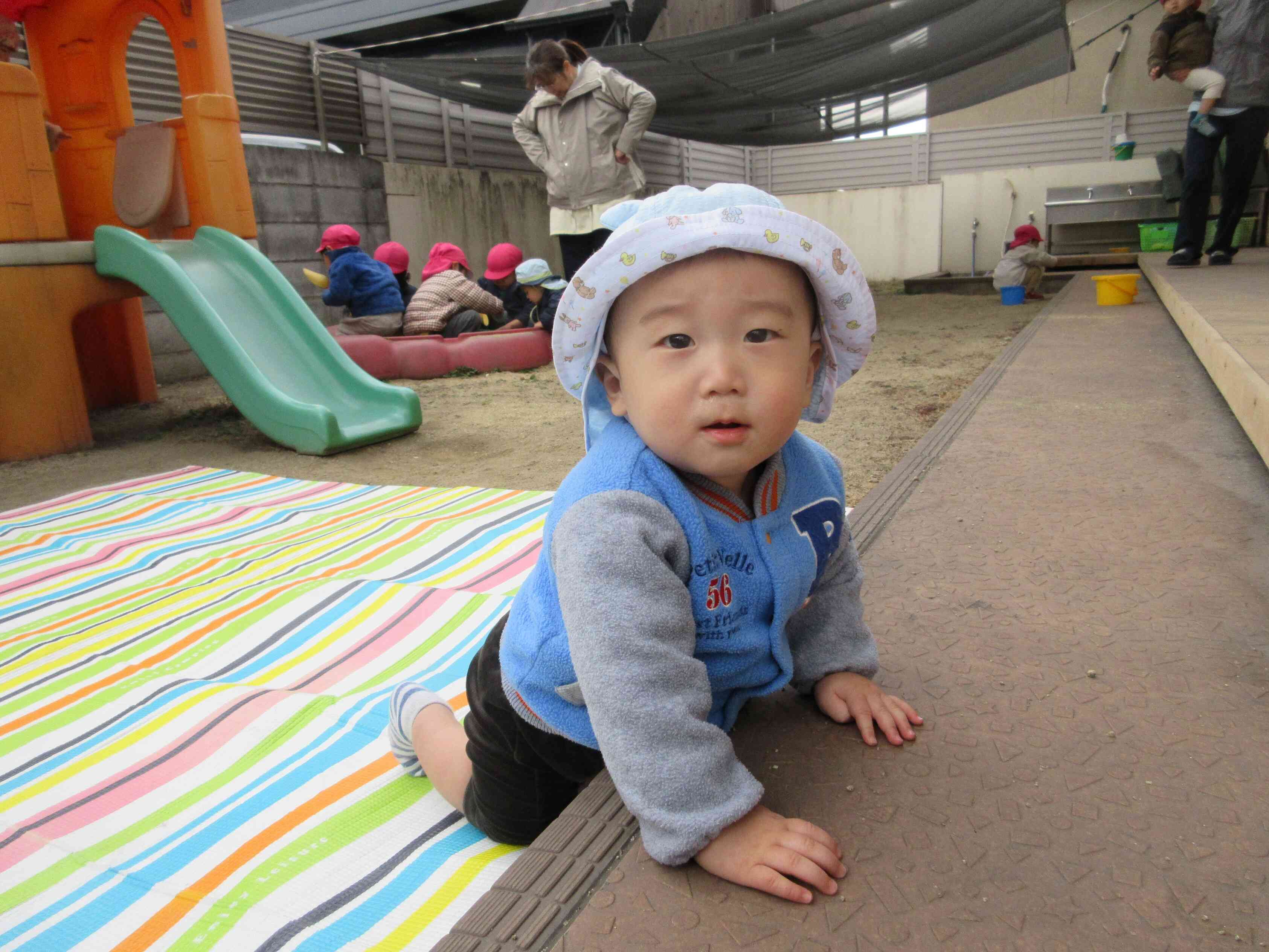 ずりばいでシートの上でもはみ出しそうなくらいいっぱい動いてます☆