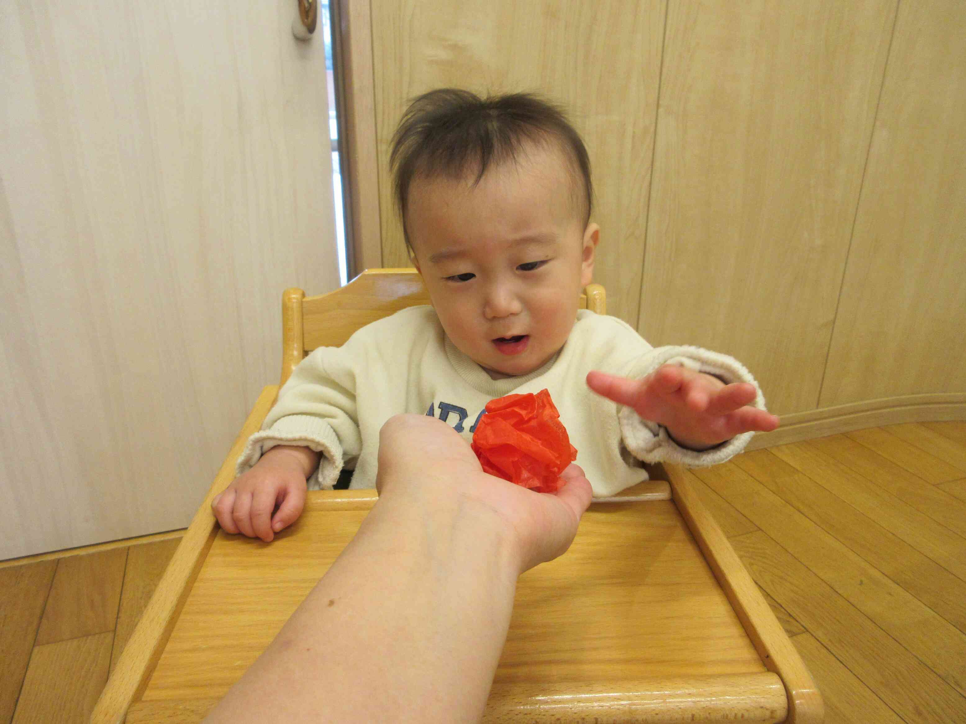 りす組（0歳児）製作の様子