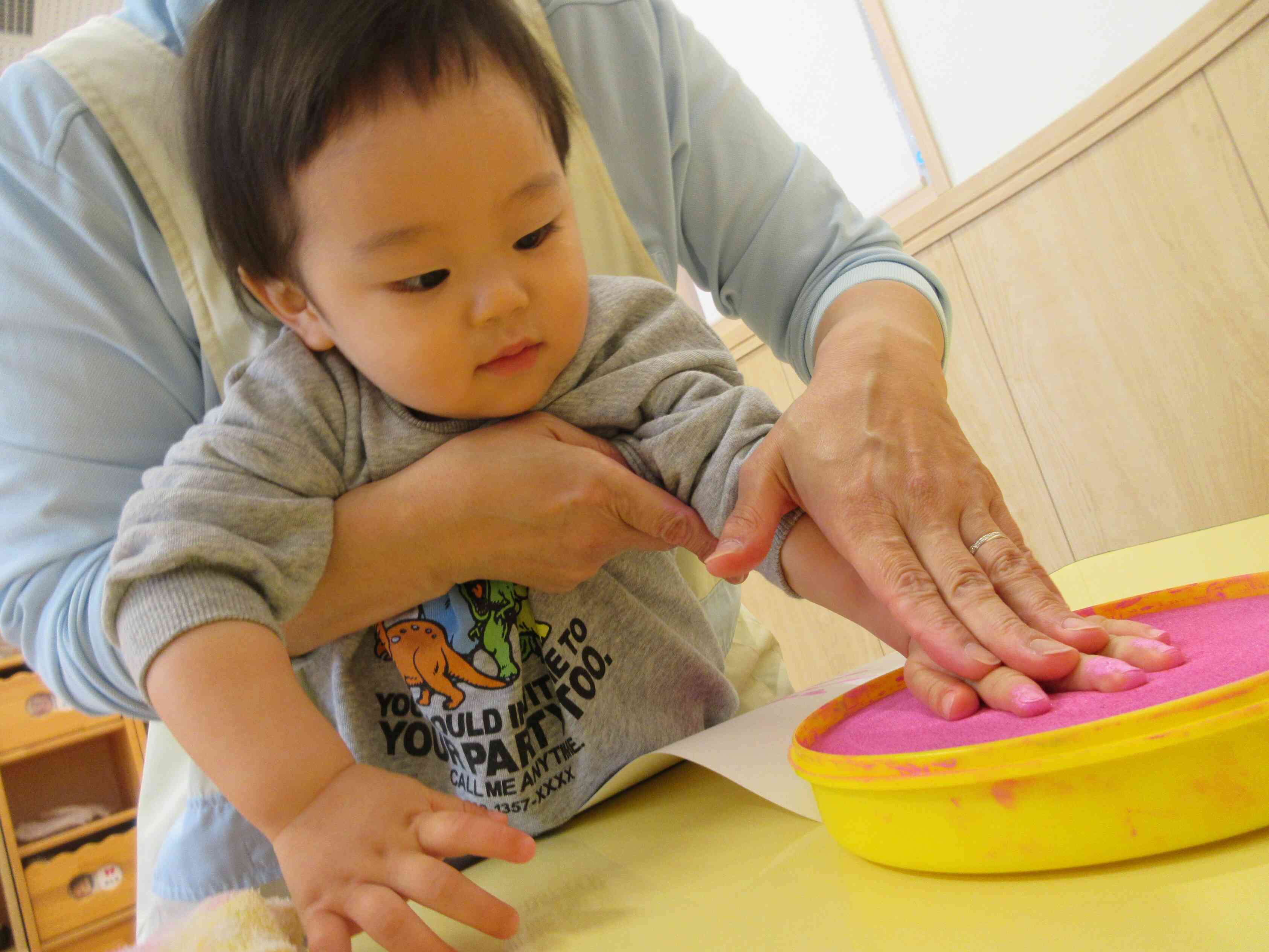 りす組（0歳児）手型スタンプ！