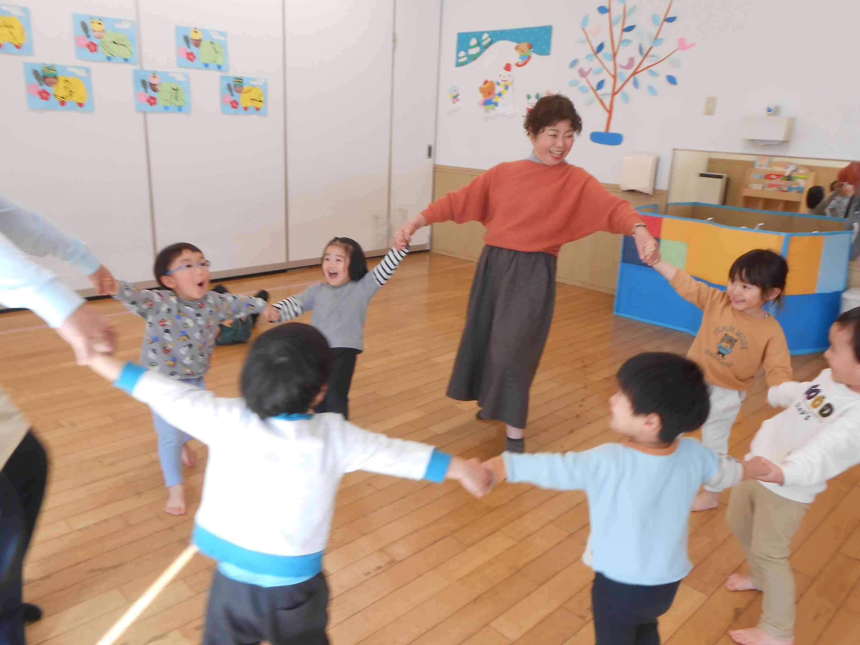 みんなで手をつないで～