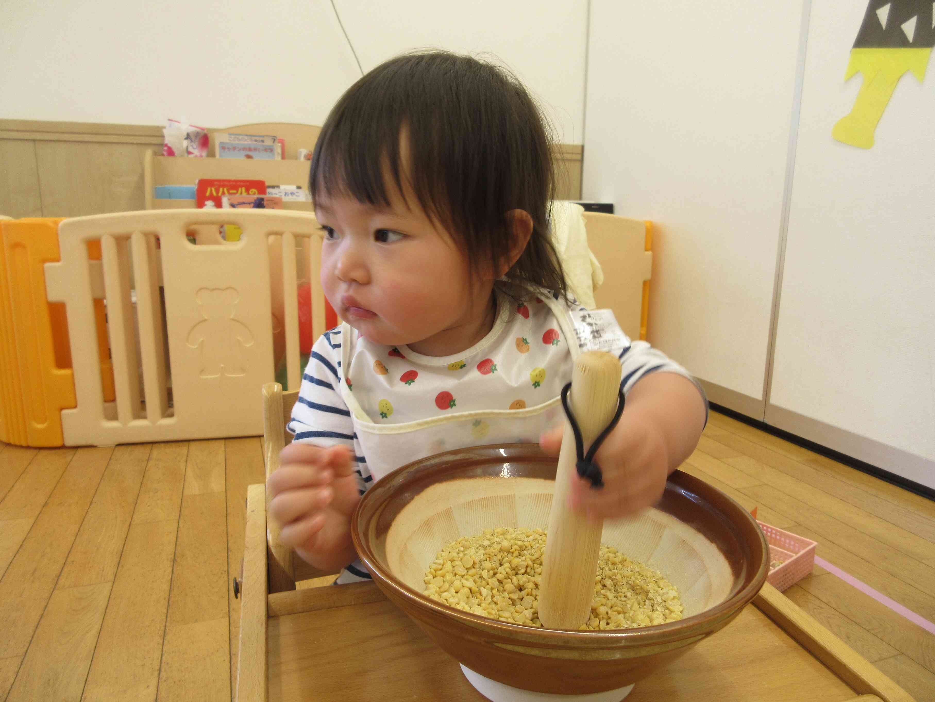 大豆をすりすりすり♫