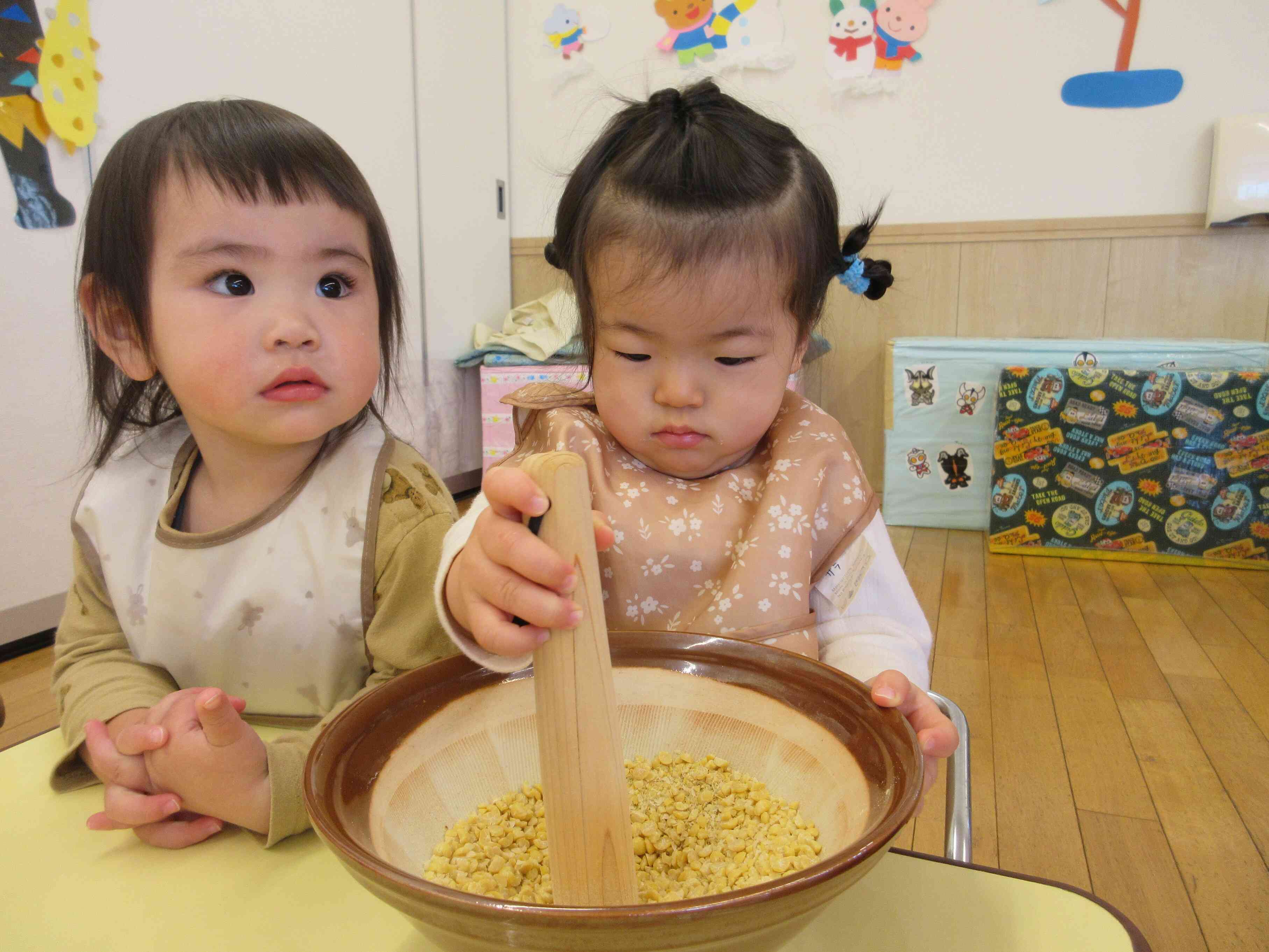 みんなきなこ作りに真剣です★出来上がったきなこはおはぎにかけて食べました♪