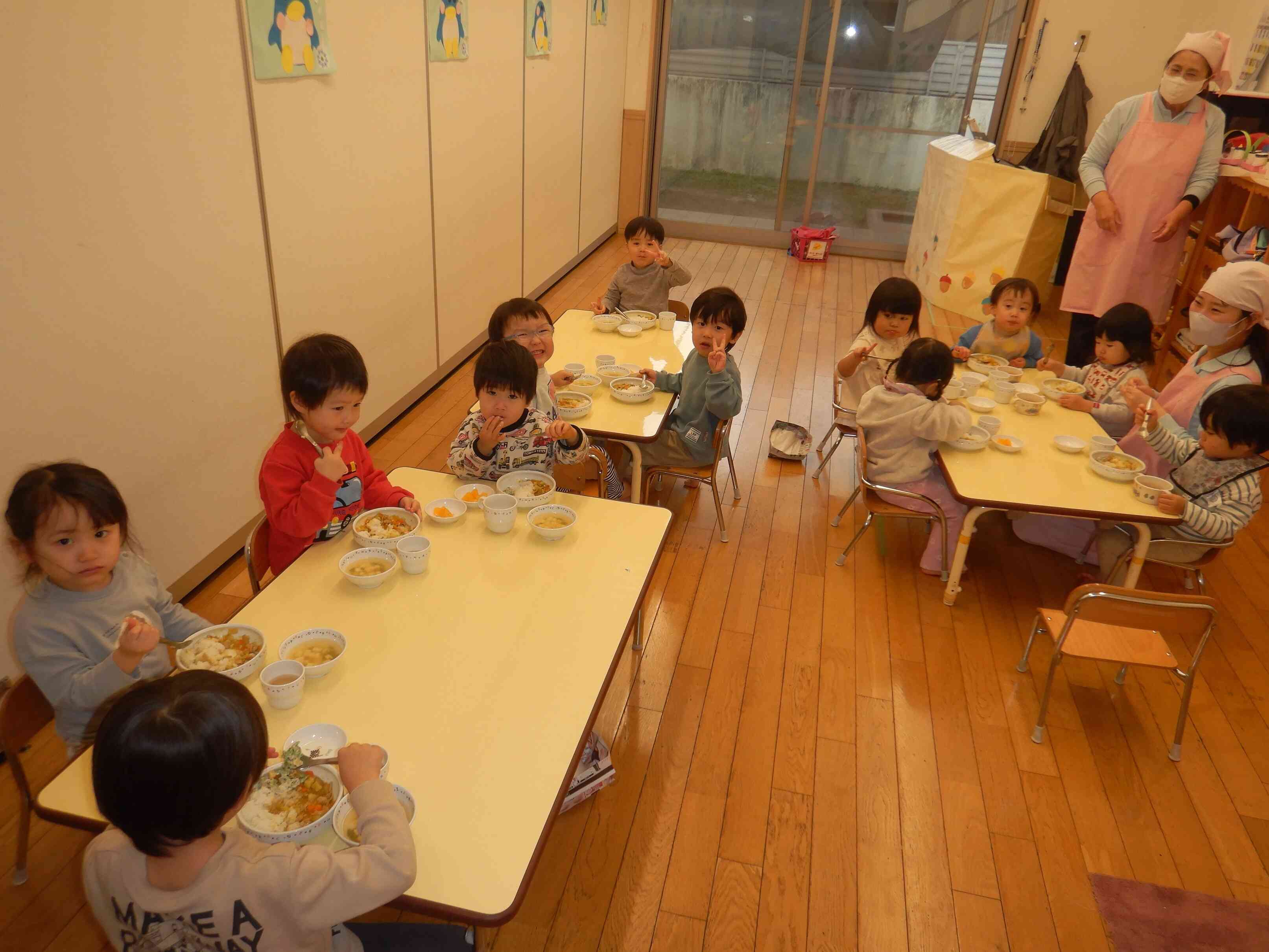 「給食、給食、うれしいなー・・・・いただきまーす」