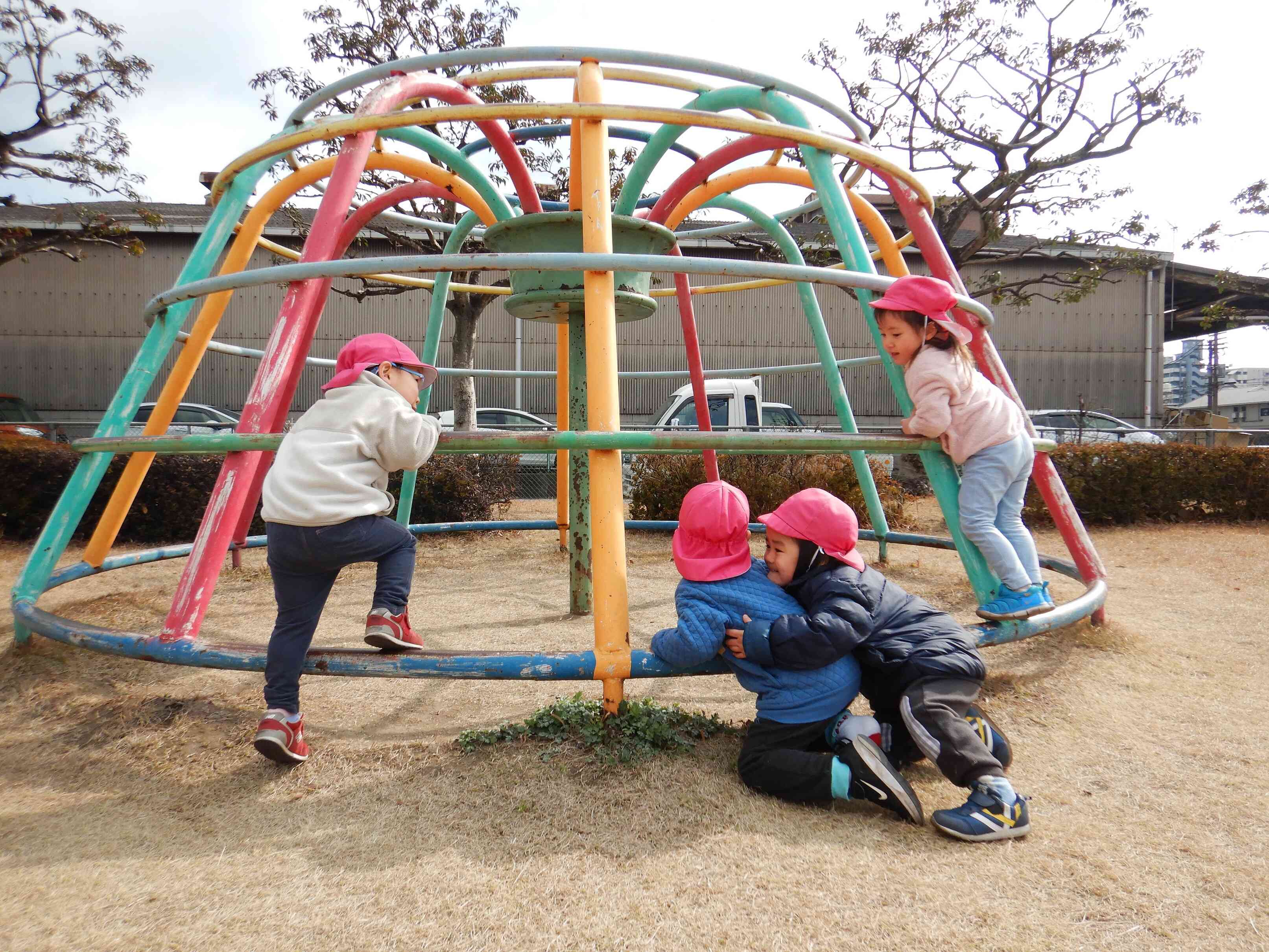 みんなで挑戦中　　あらあらくっつき虫はだーれだ？