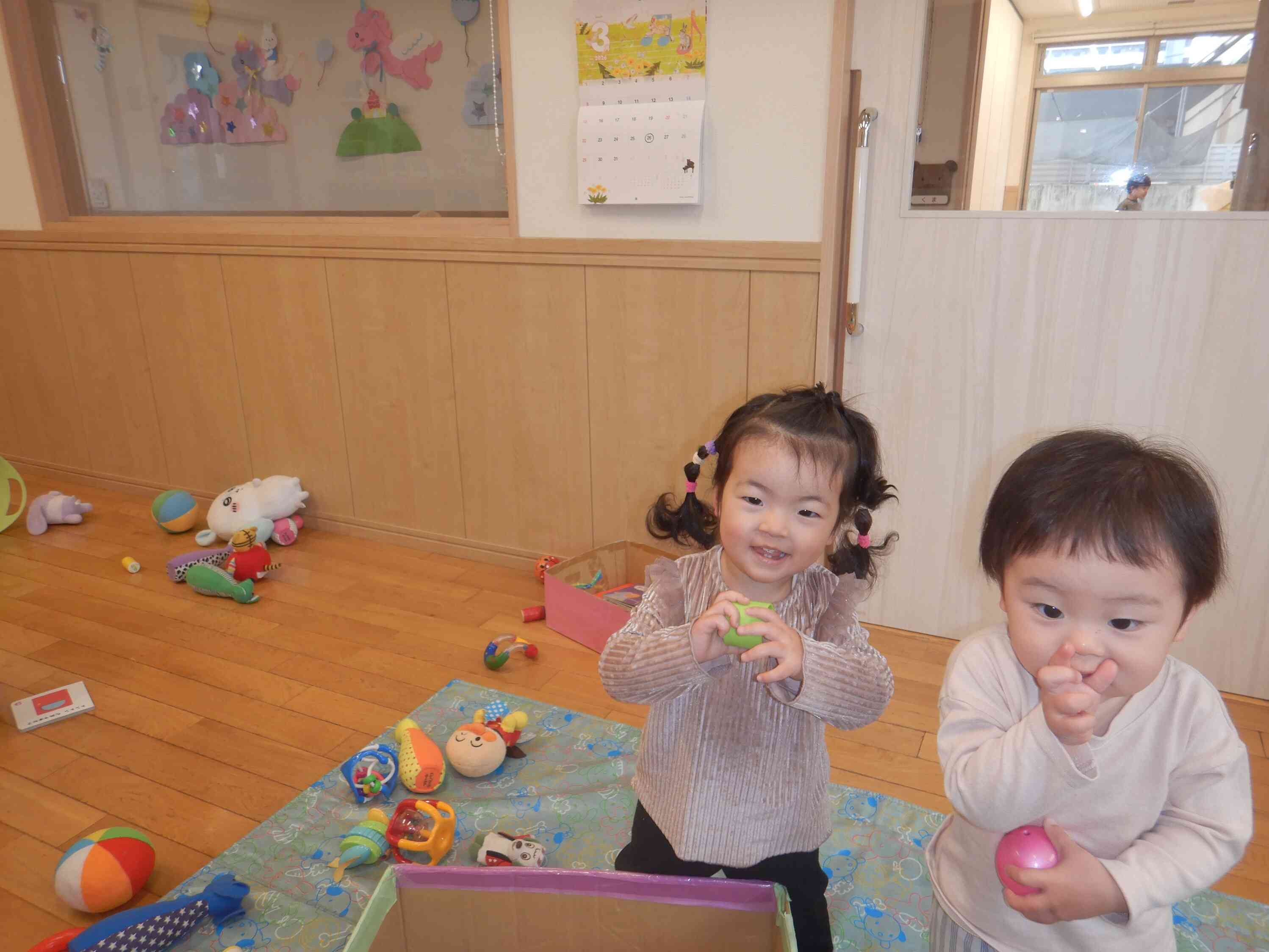 お気に入りの玩具で遊ぶの楽しいね。