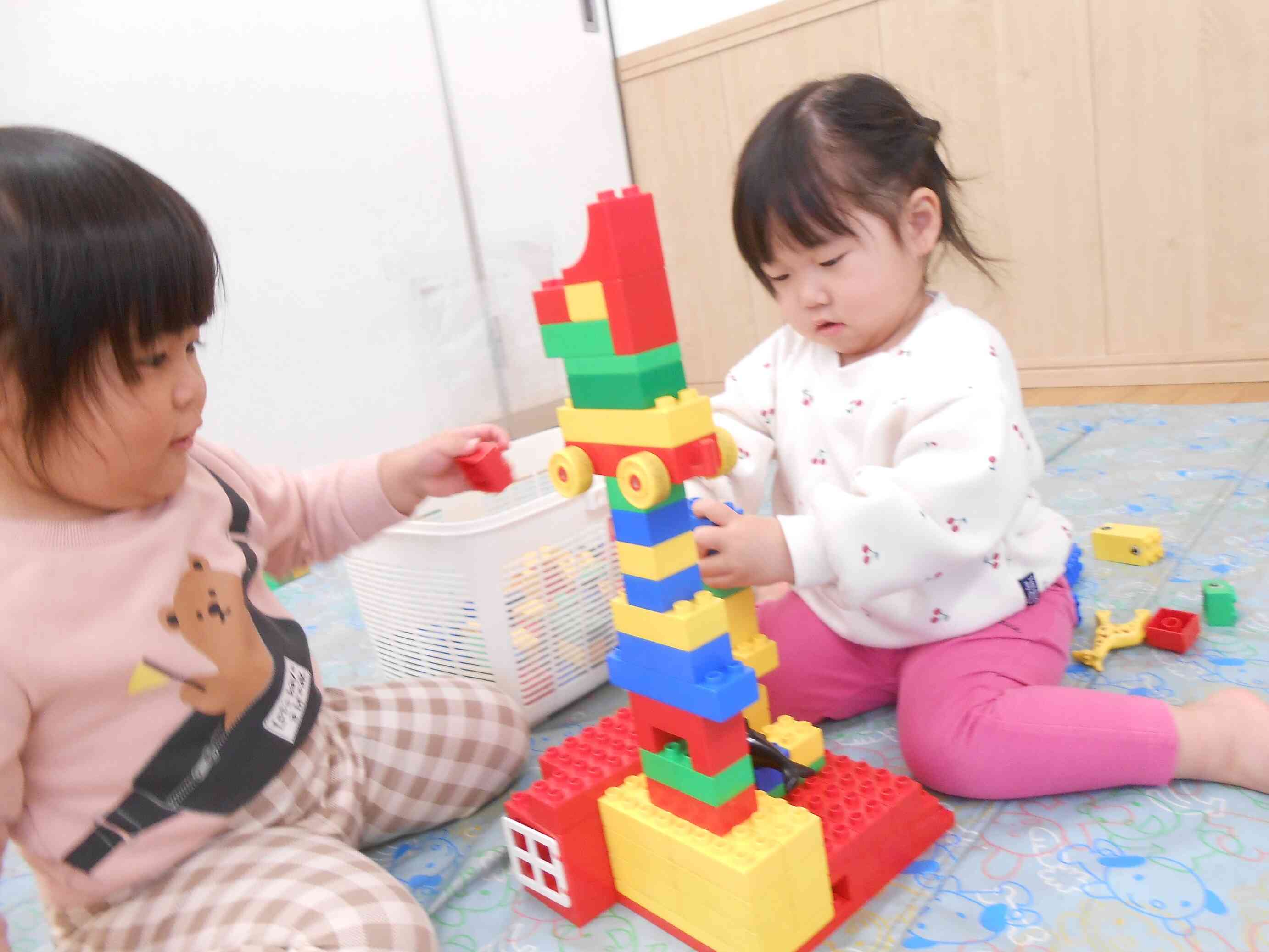 夕方も仲良しの友だちとブロックで動物さんの家を作ってお迎えを待ってます