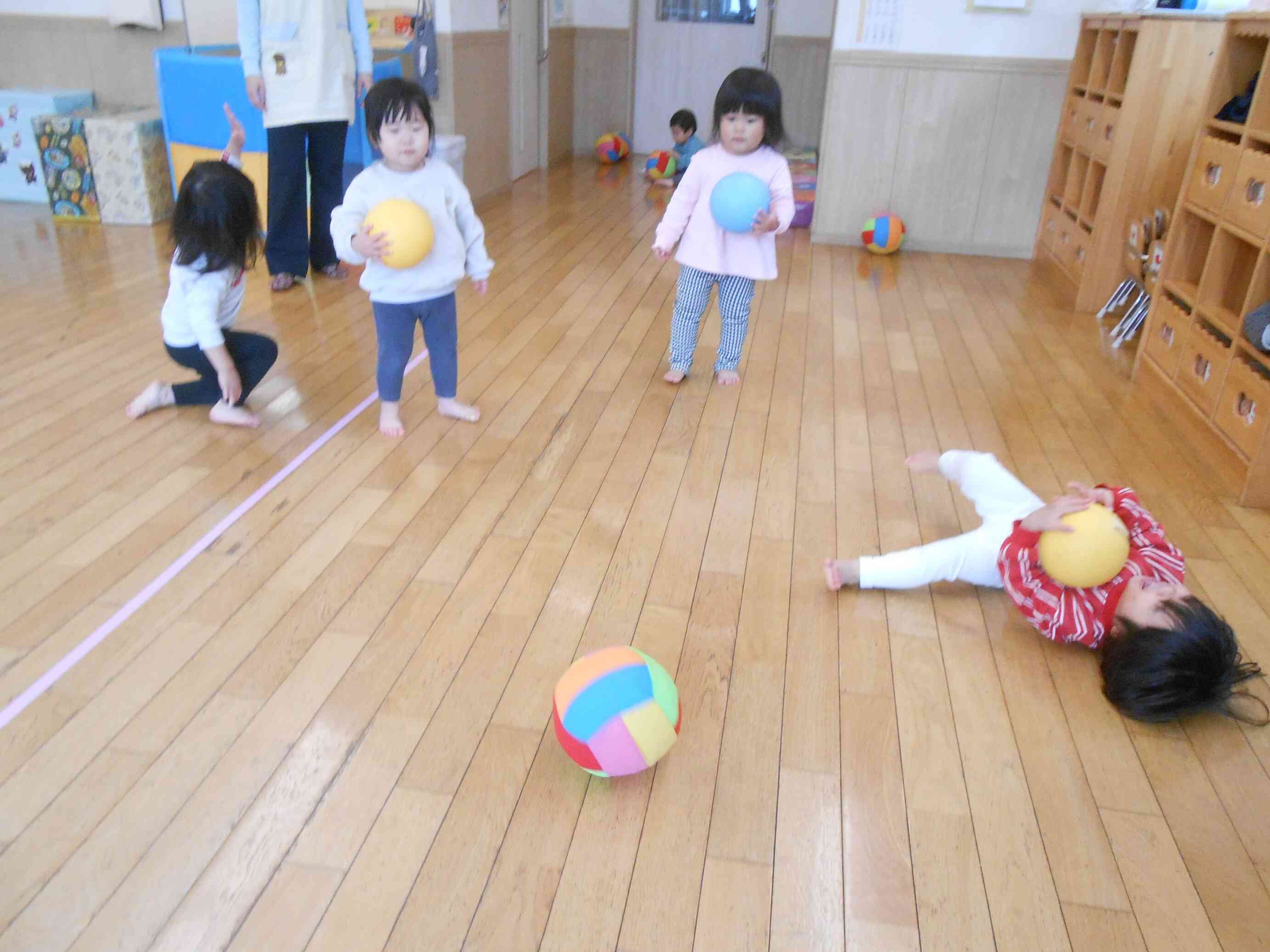 次はボール遊び…投げたり蹴ったり持って歩いたり