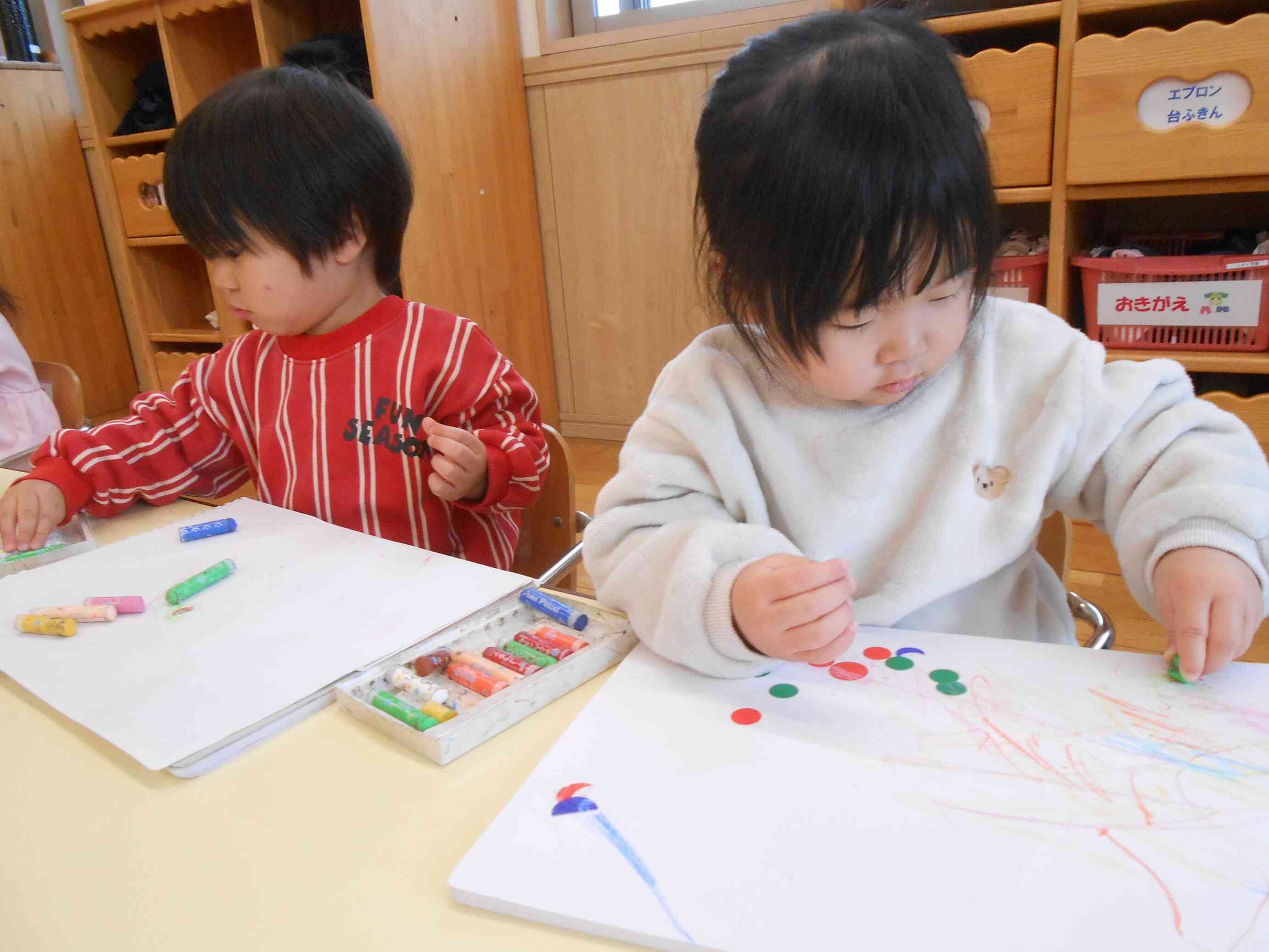 お絵描き、シール貼り