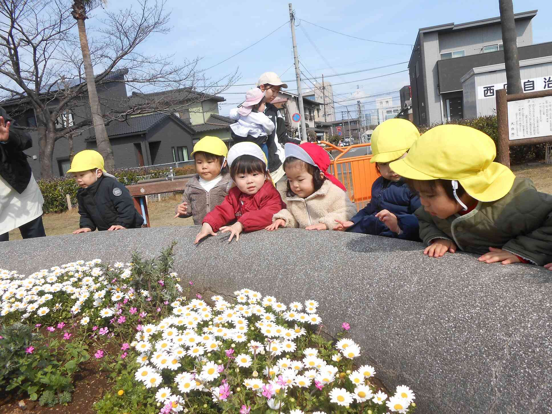うさぎぐみ（1歳児）戸外遊び