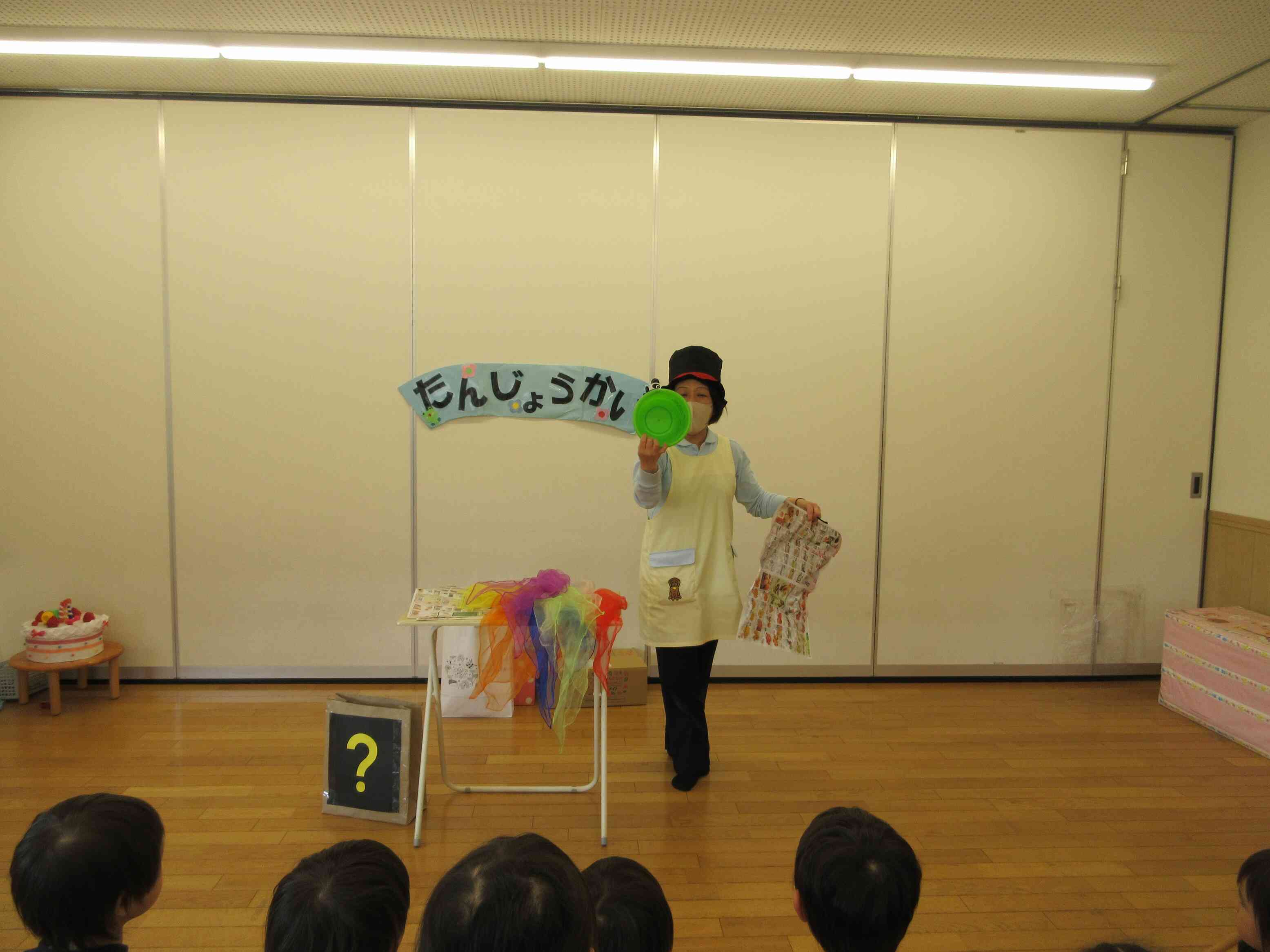 何も入ってなかったバケツに、こんなに入っていたねーおやおや1人仕掛けに気付いたようです。広告が一枚だけど盛り上がっていることに⁉